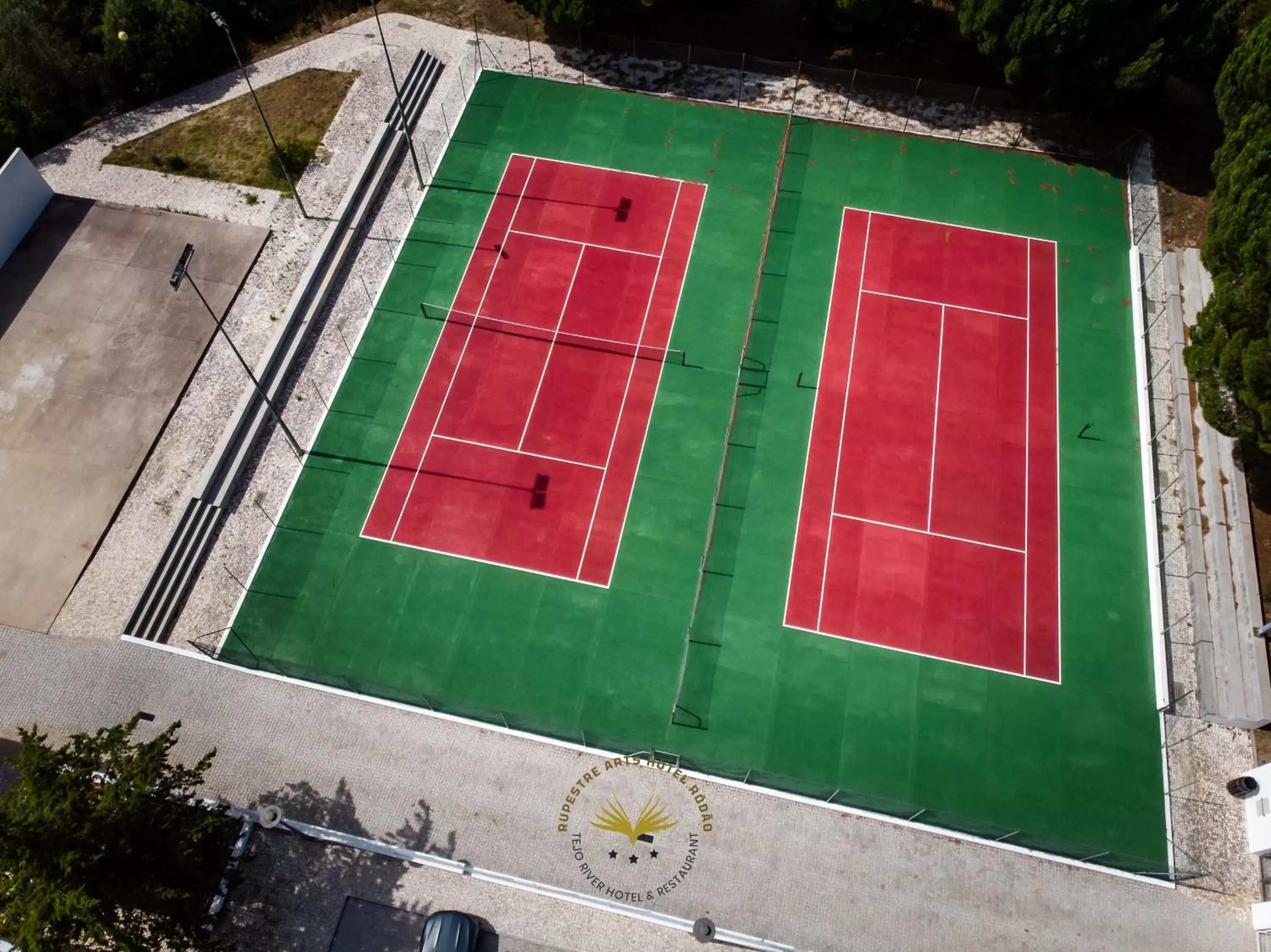 Tennis court in Rupestre Arts Hotel Ródão
