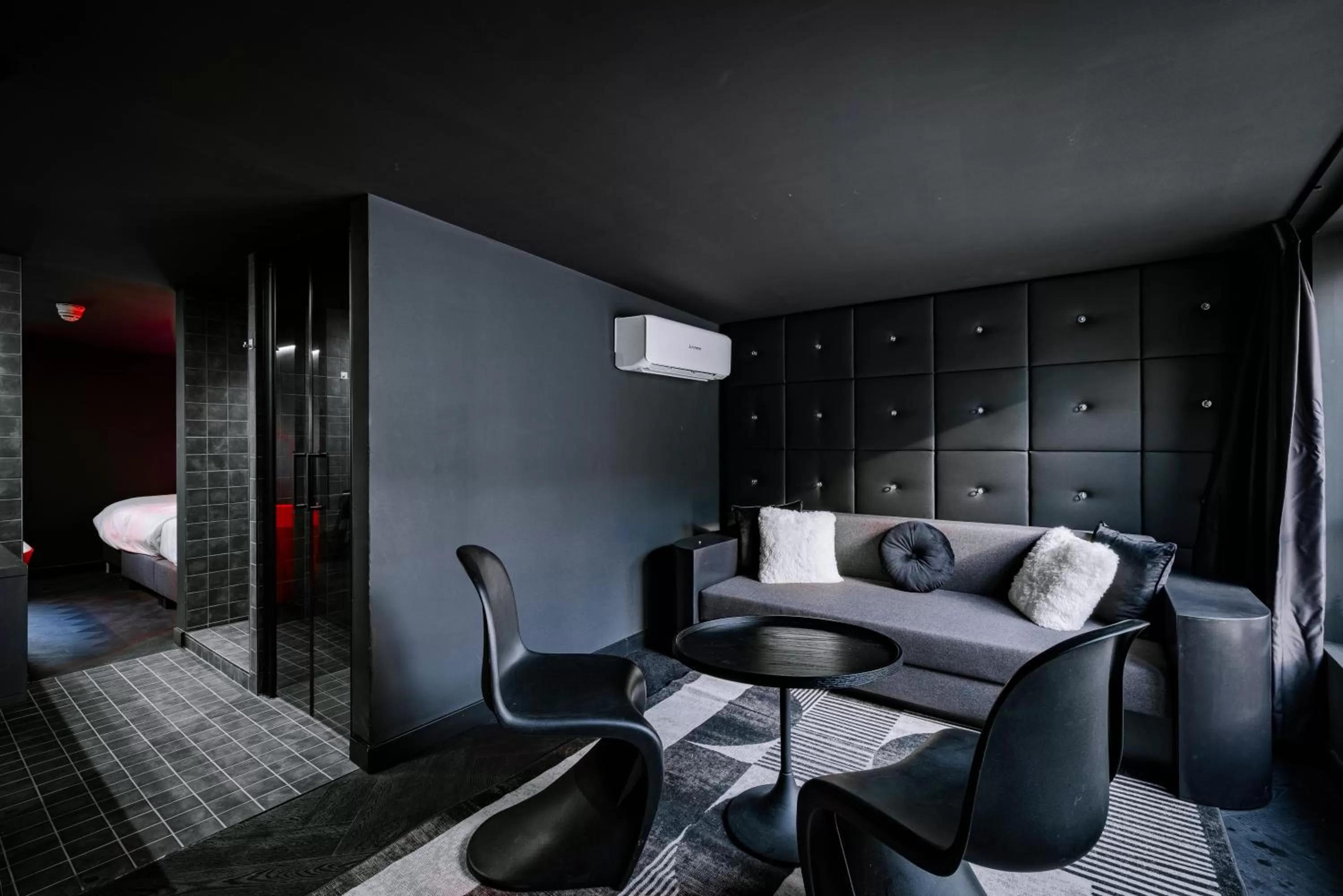 Seating area, Bed in SUPPER Hotel