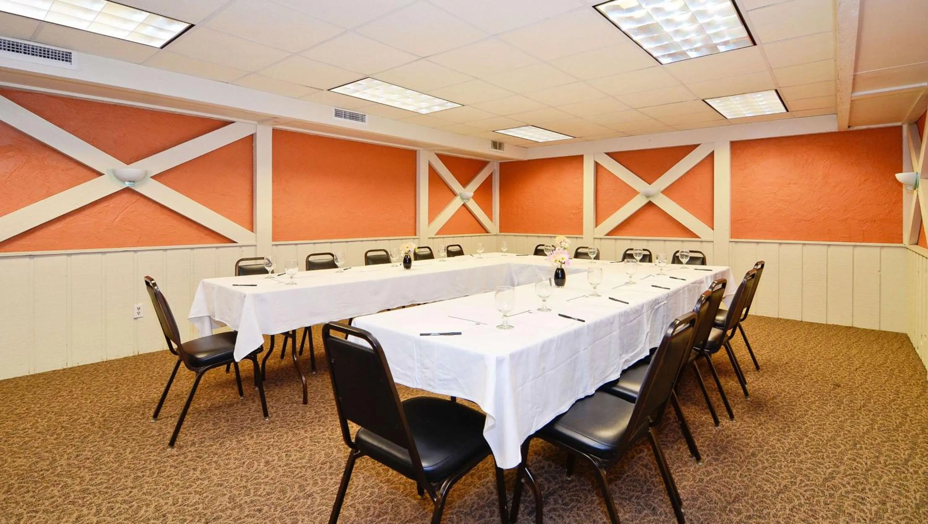 Banquet/Function facilities in Magnuson Grand Pioneer Inn and Suites