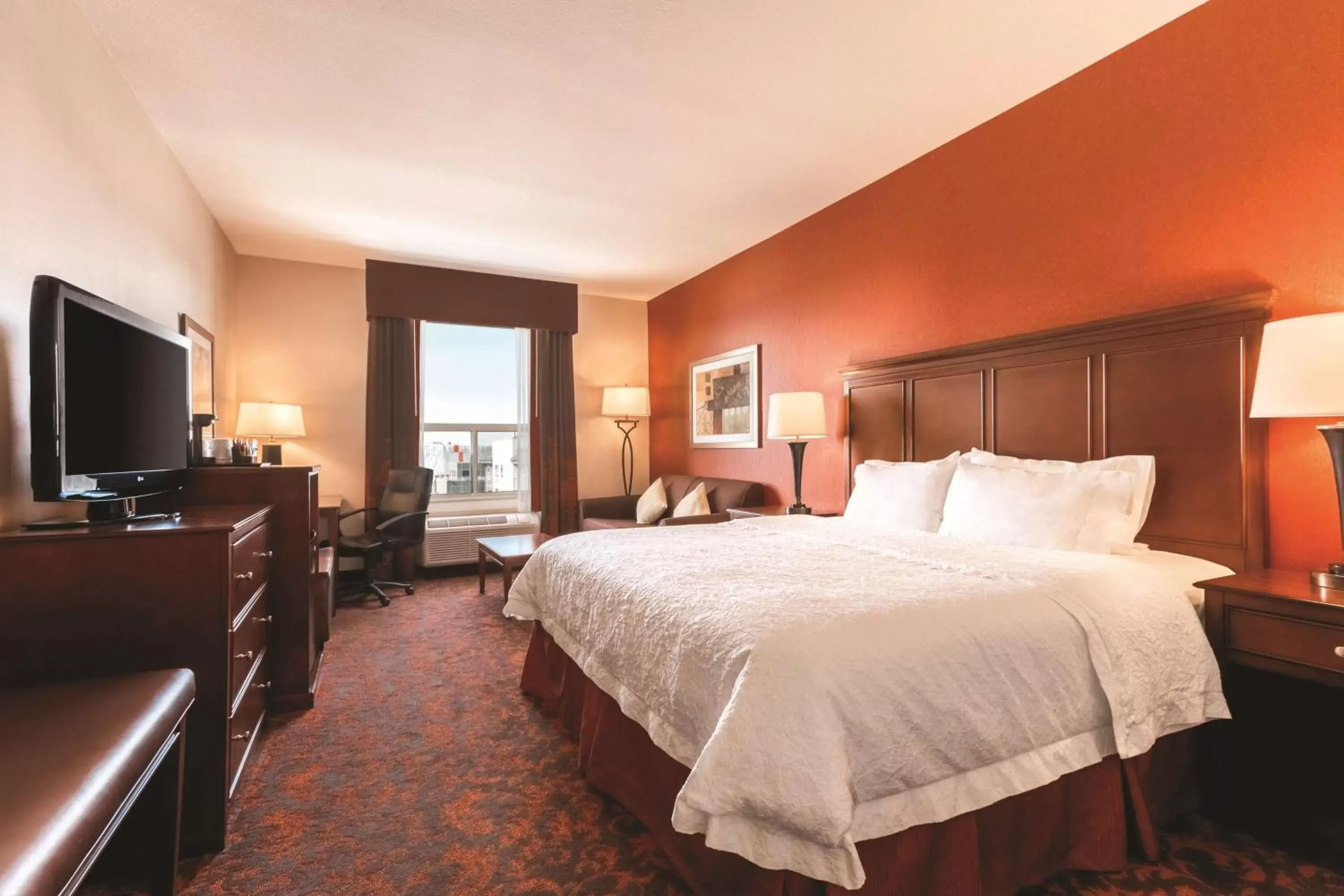 Bedroom in Hampton Inn by Hilton Edmonton South
