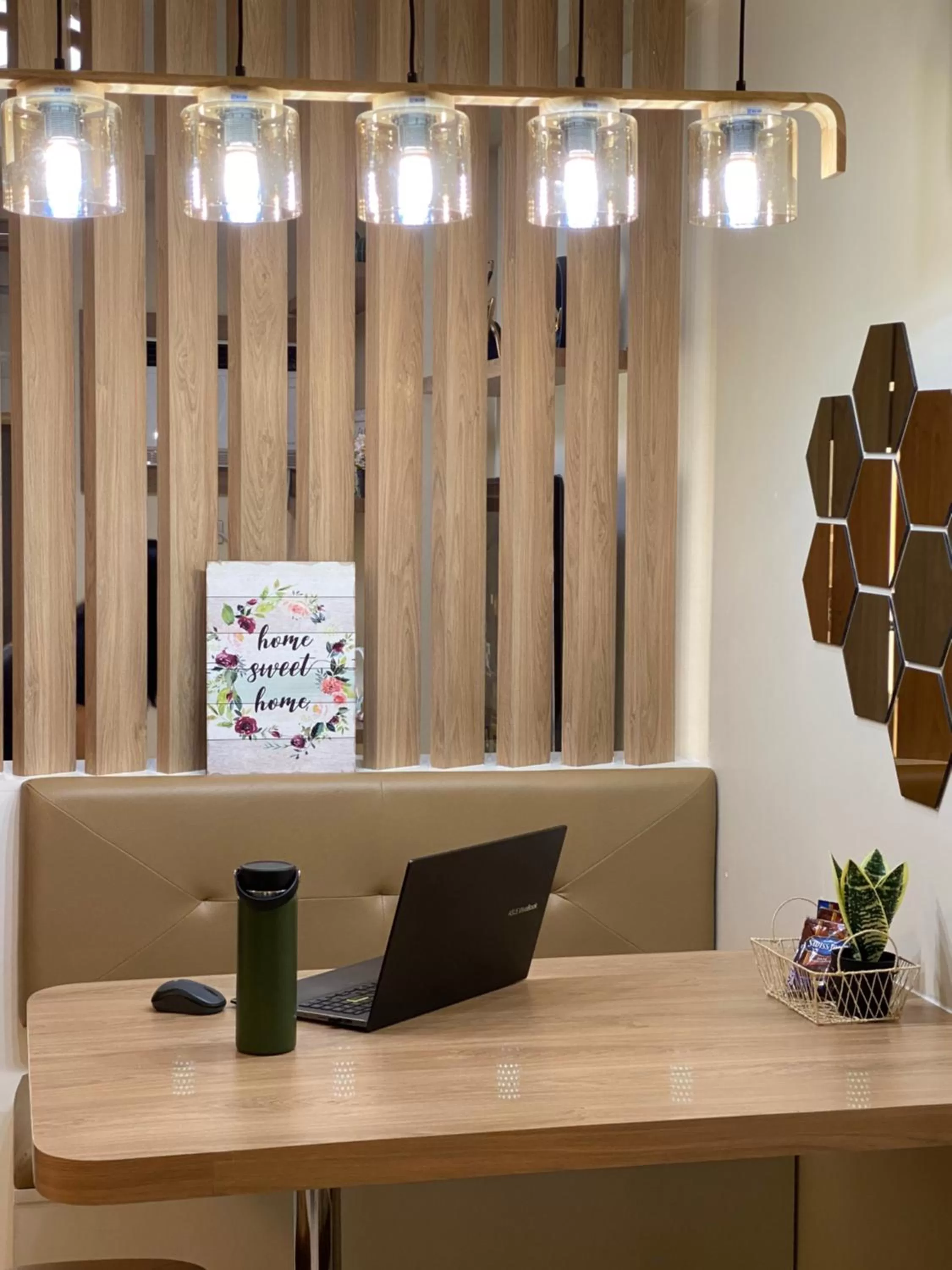 Dining area, TV/Entertainment Center in Le 10 The Radiance Manila Bay