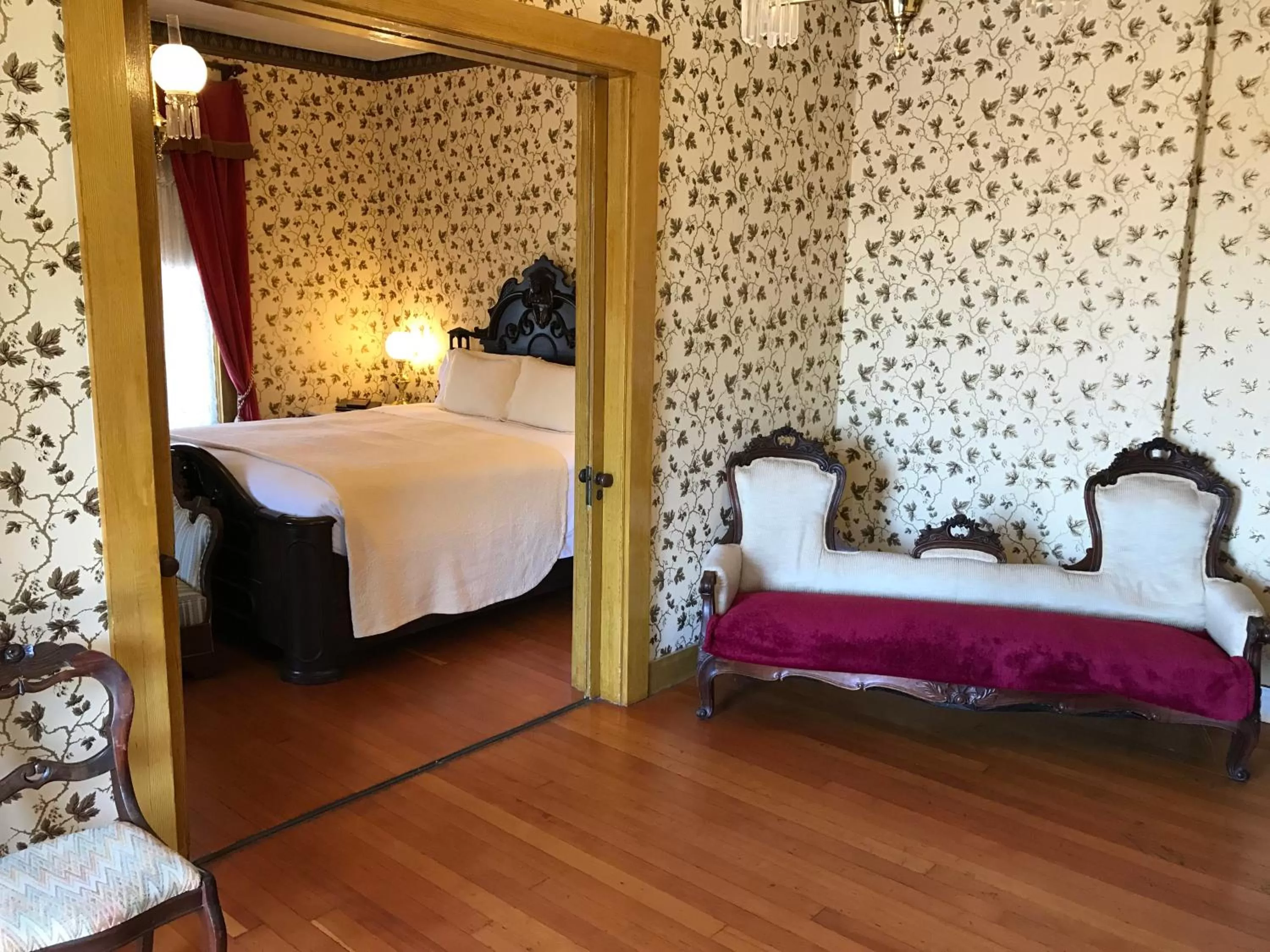 Bedroom, Bed in Cosmopolitan Hotel