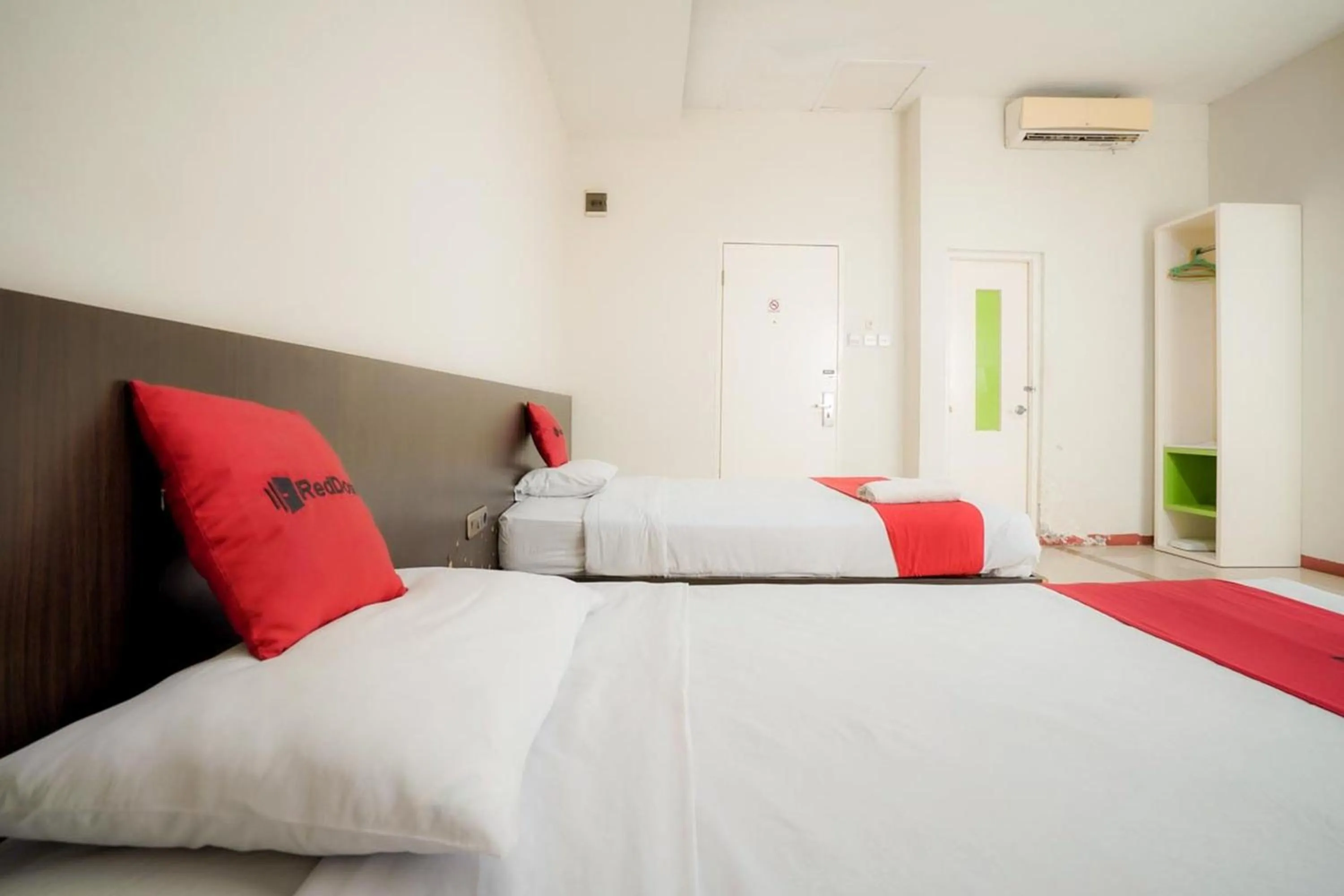 Bedroom, Bed in RedDoorz near Pantai Pede