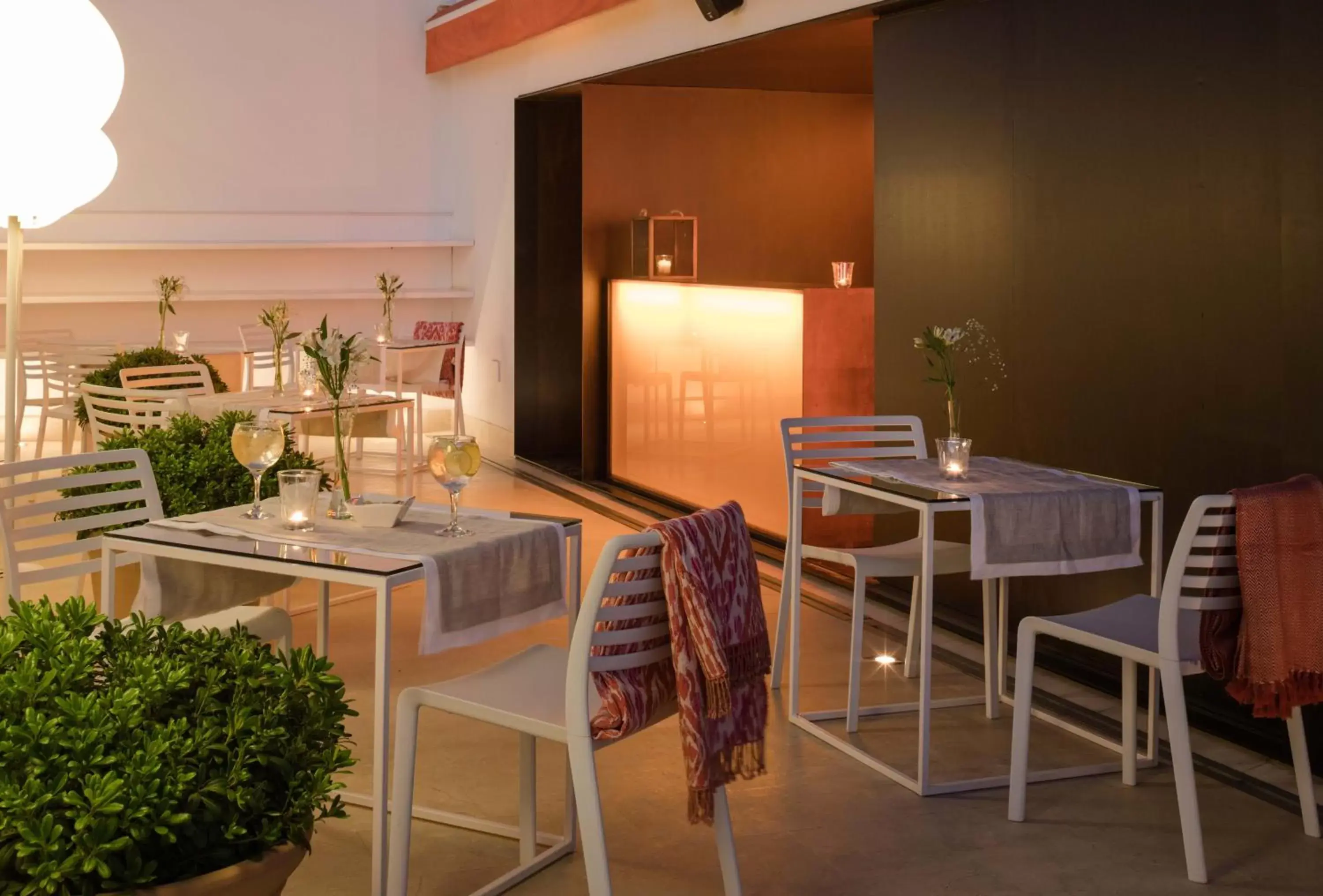 Garden, Dining Area in Hotel Rey Alfonso X