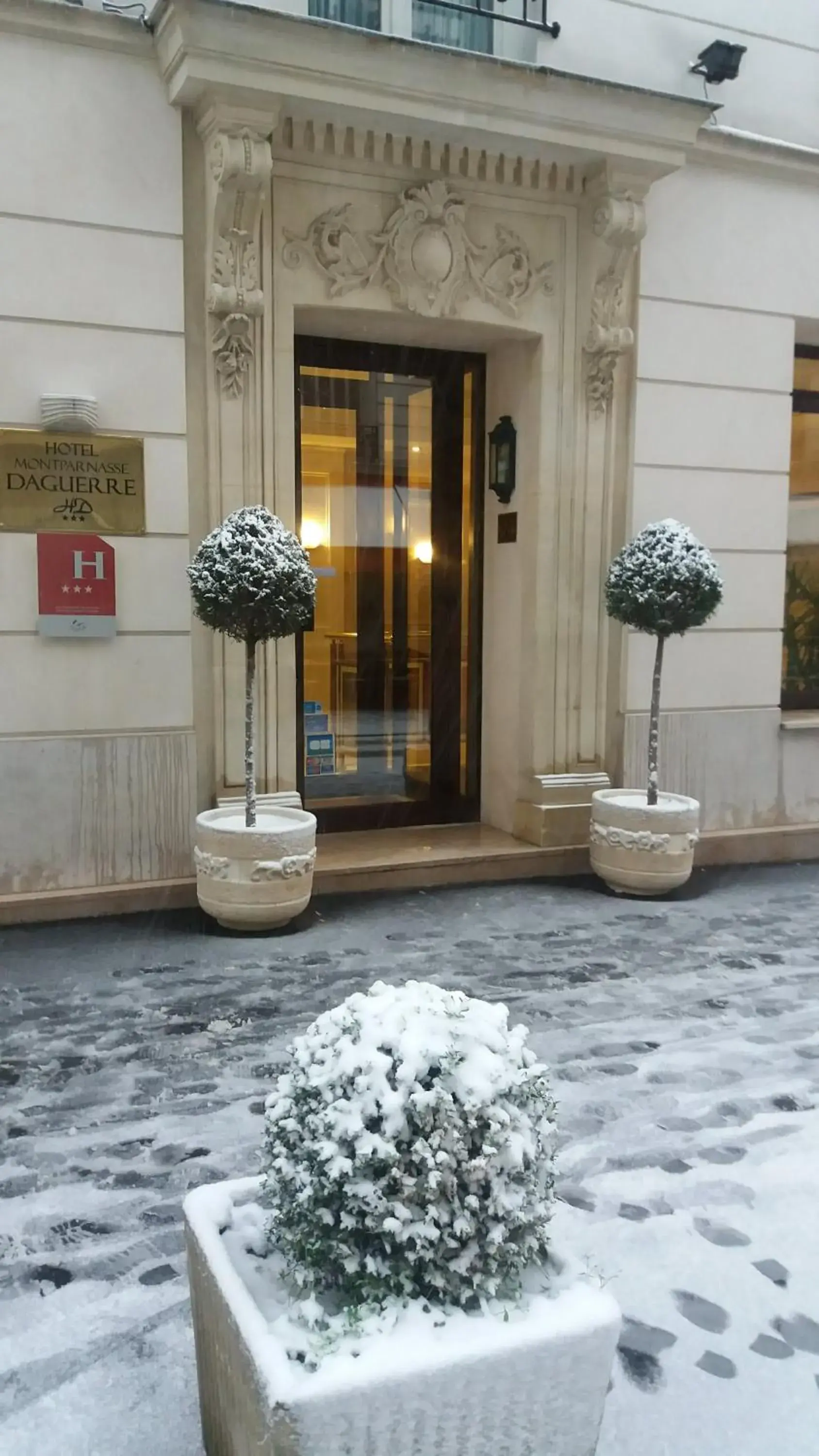 Facade/entrance, Winter in Montparnasse Daguerre