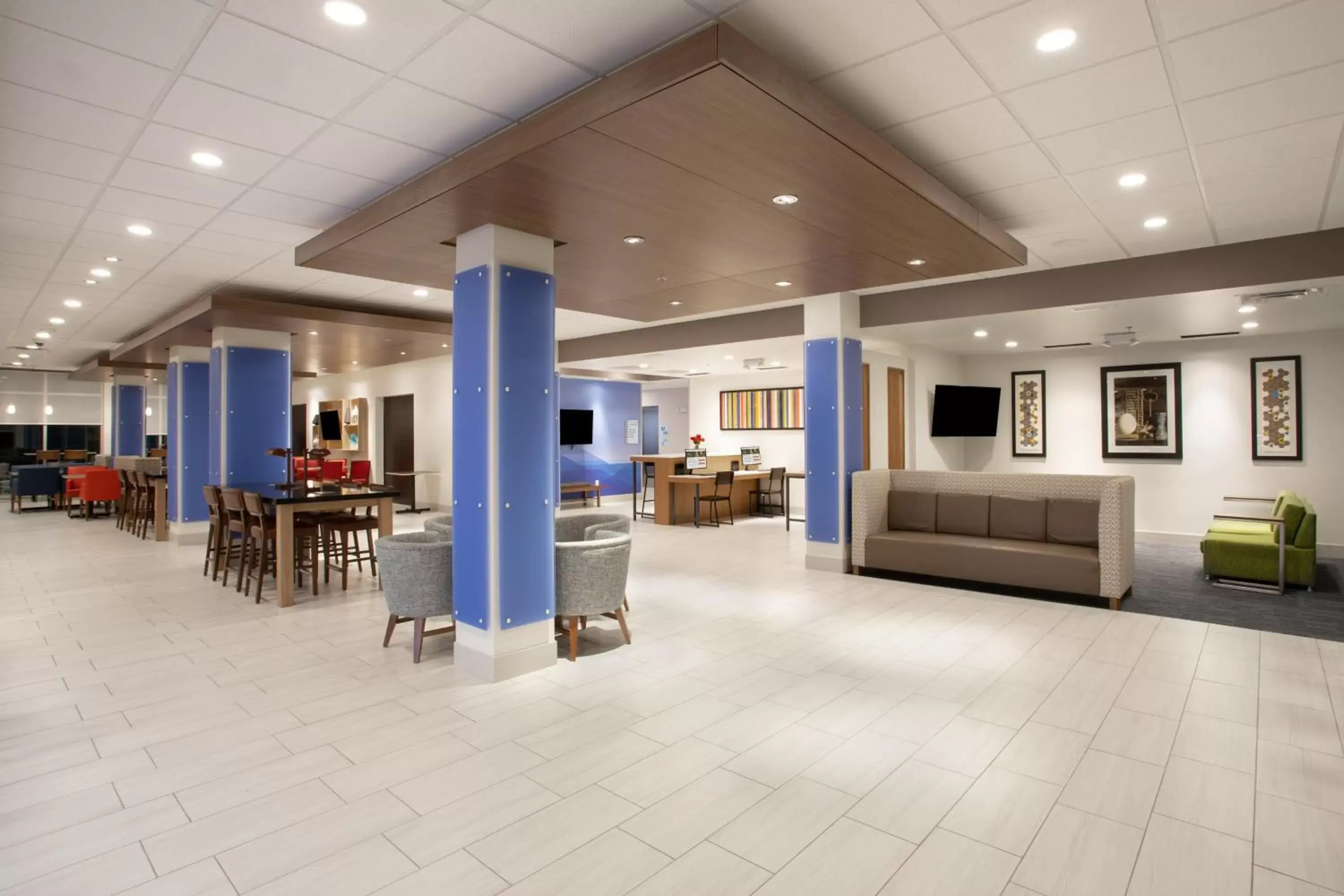 Lobby or reception in Holiday Inn Express & Suites Sioux City North - Event Center, an IHG Hotel