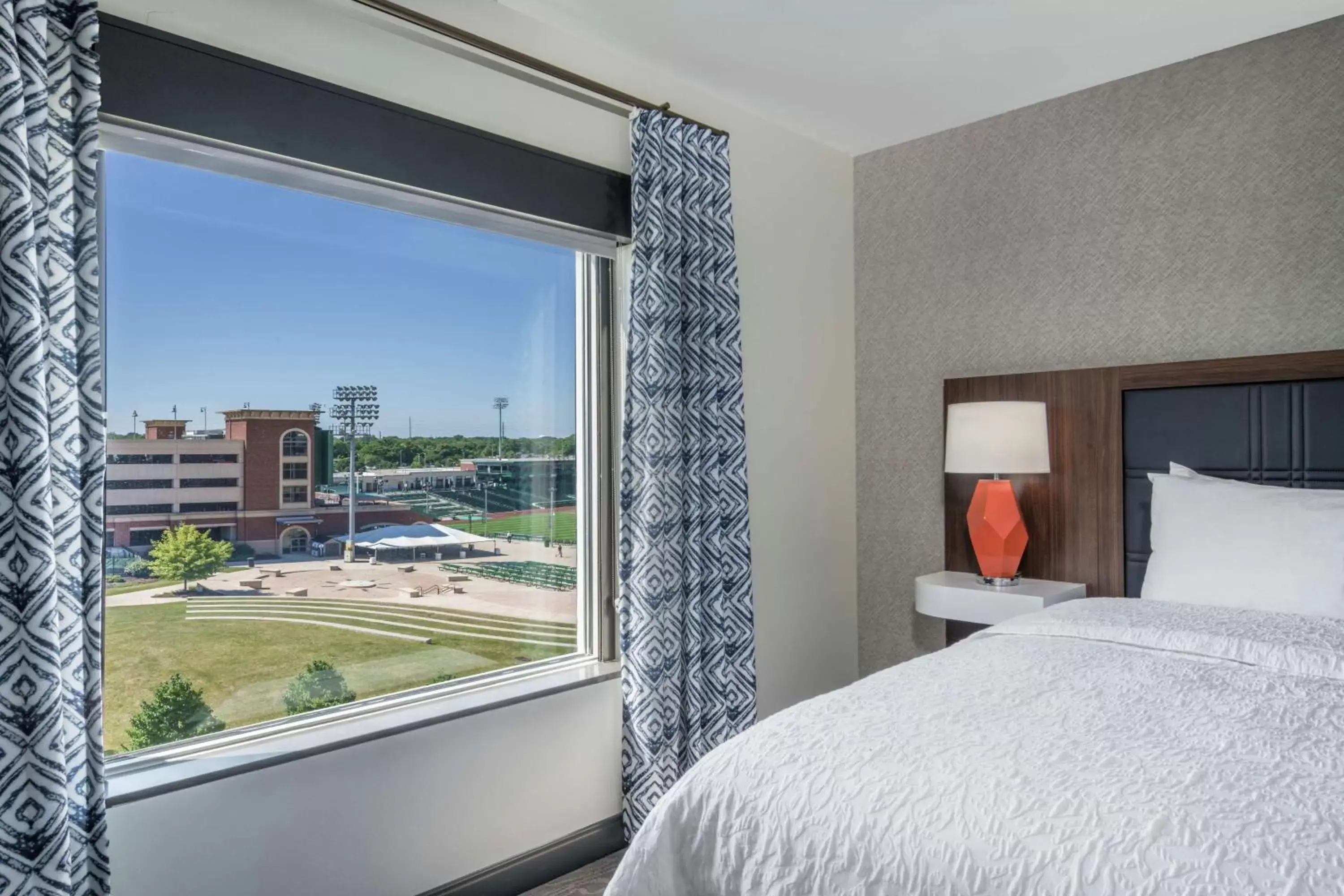 Bed in Hampton Inn & Suites Fort Wayne Downtown