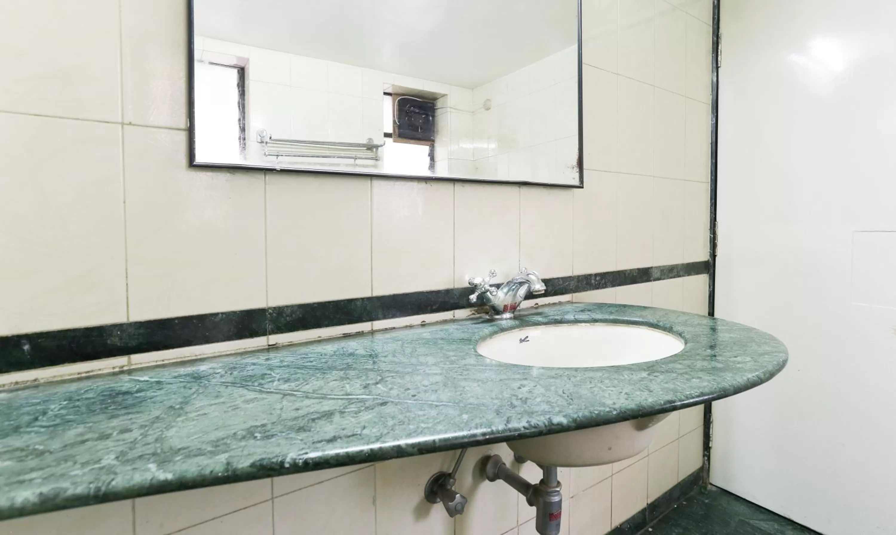 Bathroom in Itsy Hotels Hill View Ex