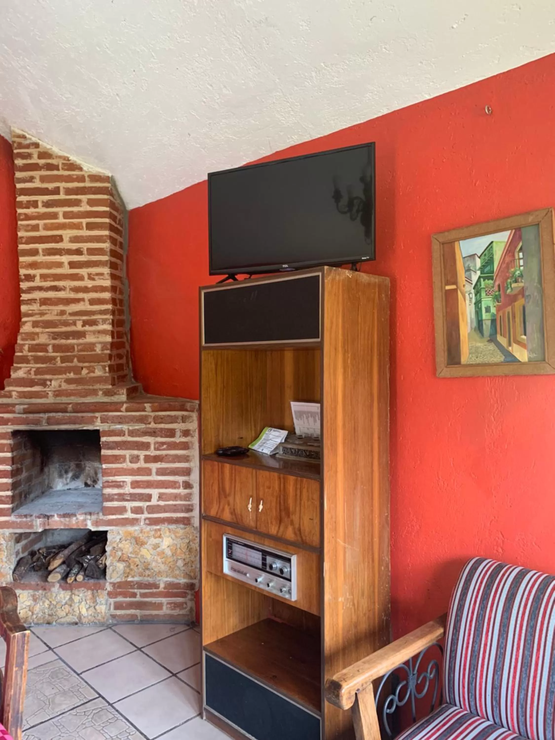 TV and multimedia in CORTIJO LA CASONA & Bungalow al Pie de la Montaña