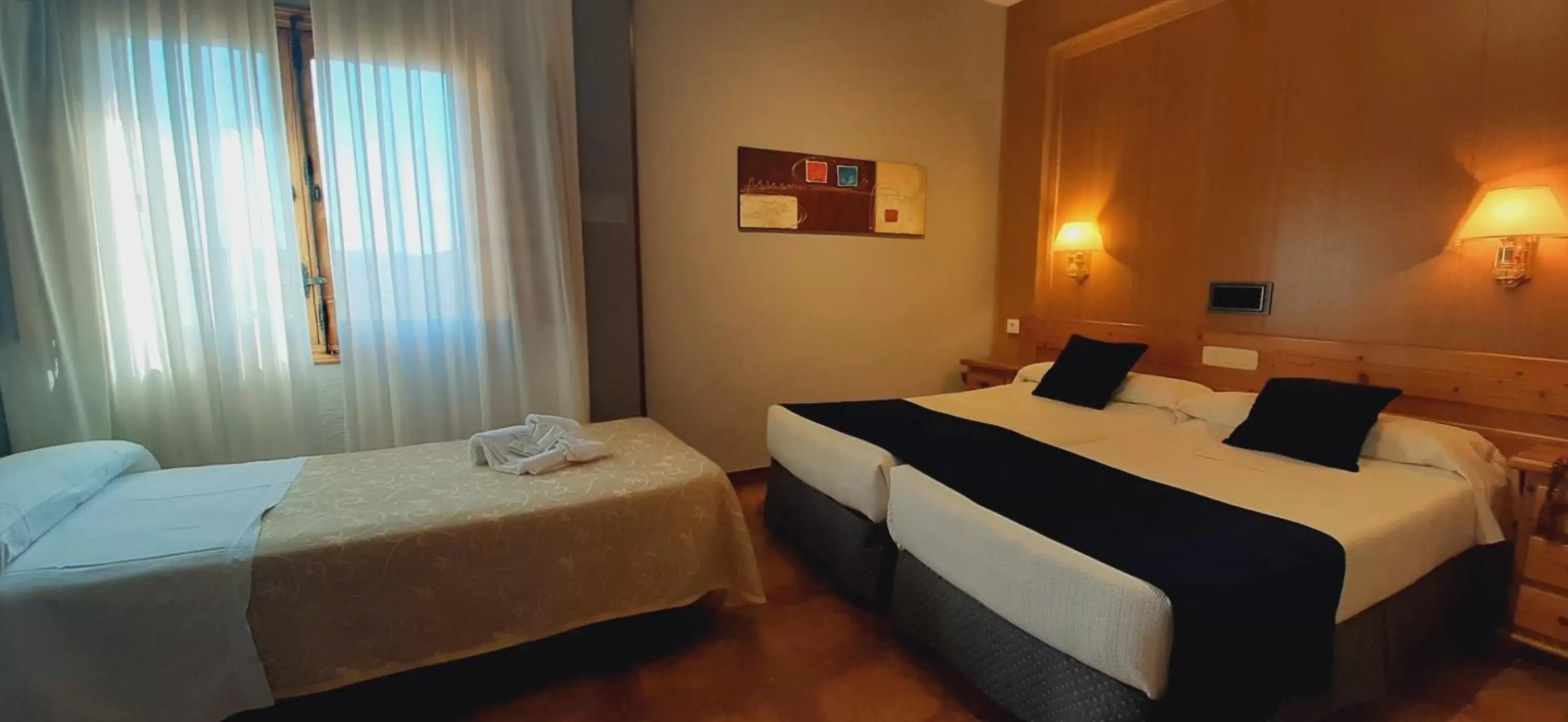 Text overlay, Bed in Hotel Real De Toledo