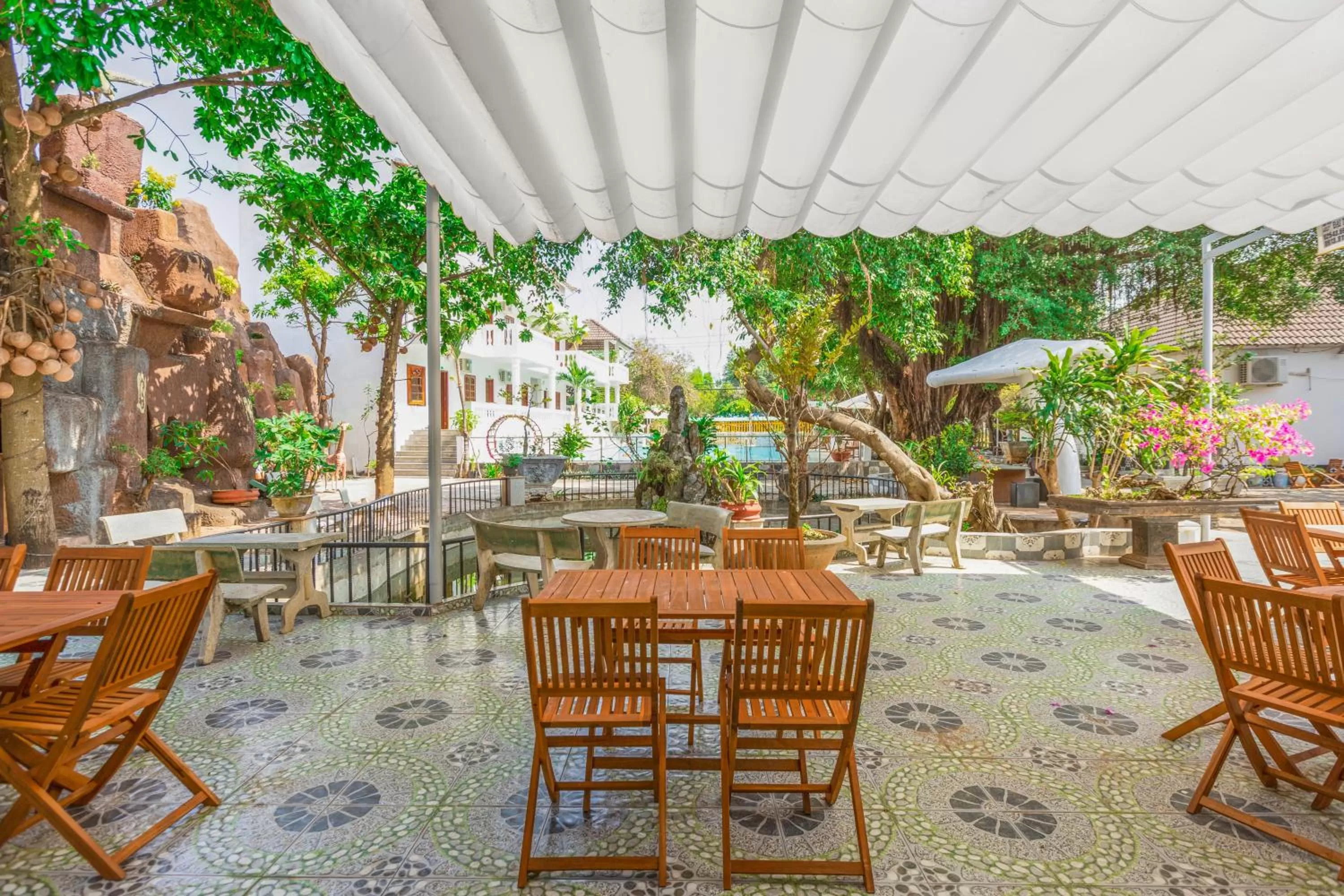 Restaurant/places to eat in Caroline Resort