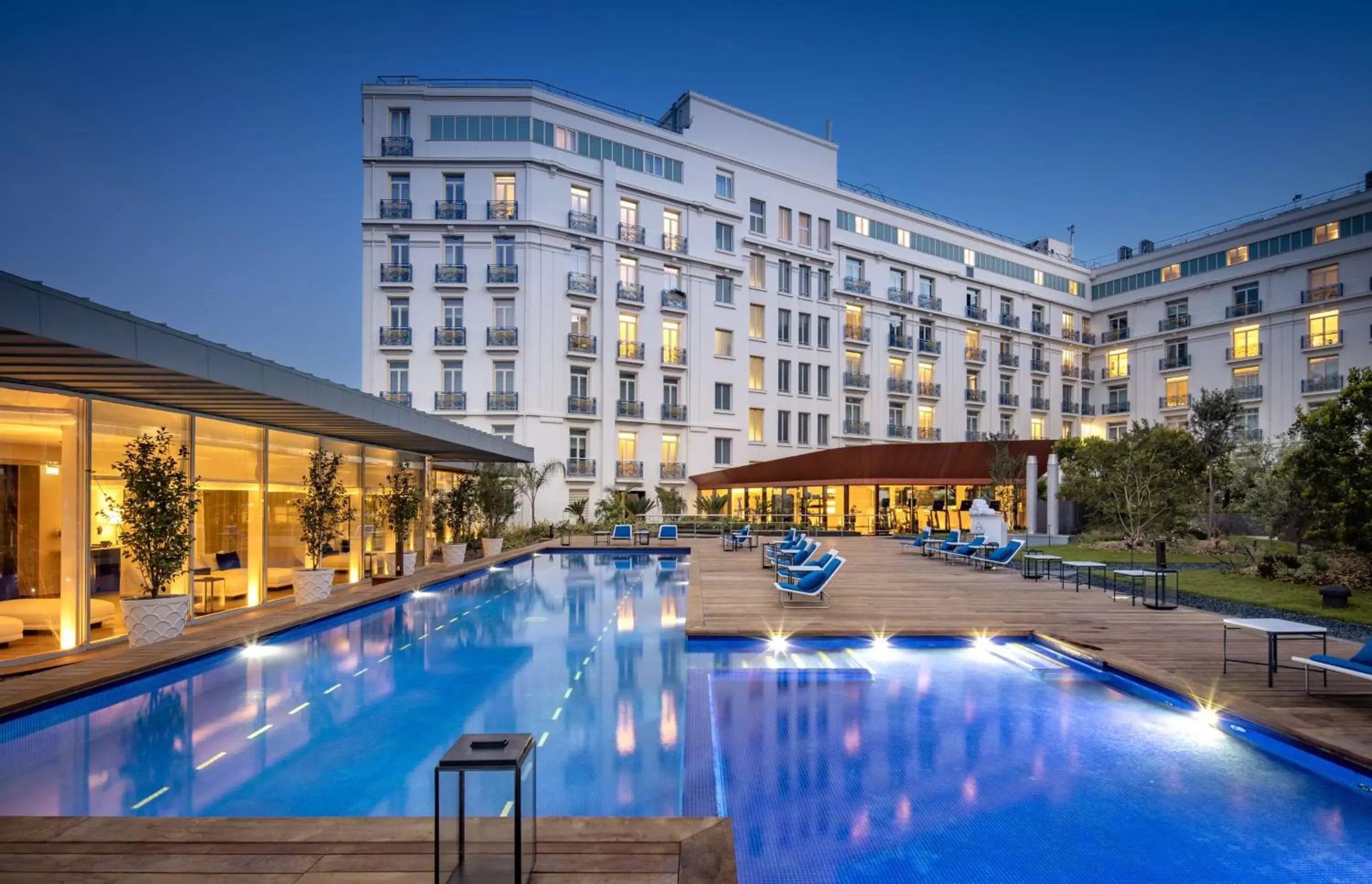 Swimming pool, Property Building in Hôtel Martinez, in The Unbound Collection by Hyatt