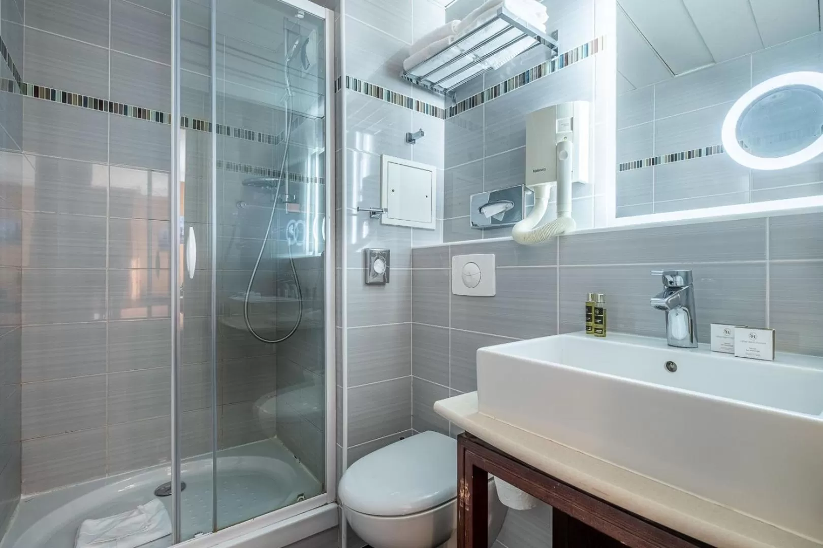 Bathroom in Hôtel 85 Saint Honore