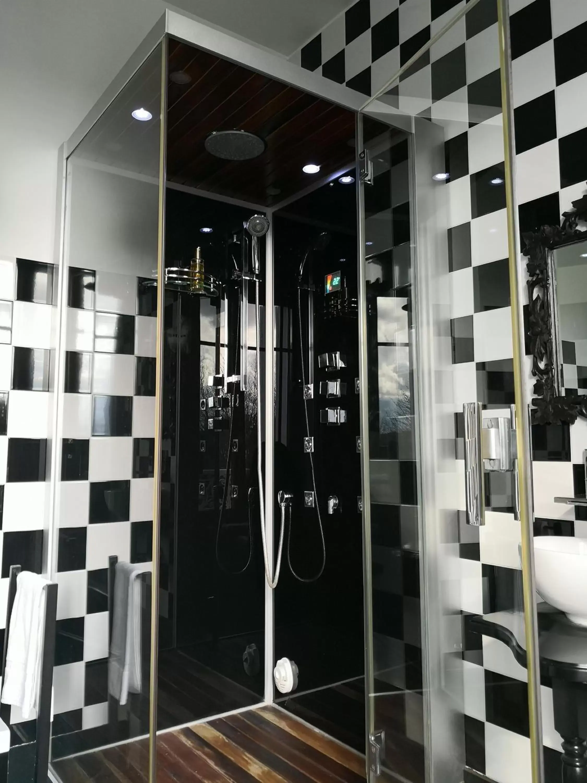 Shower, Bathroom in Maison d'hôtes Stella Cadente