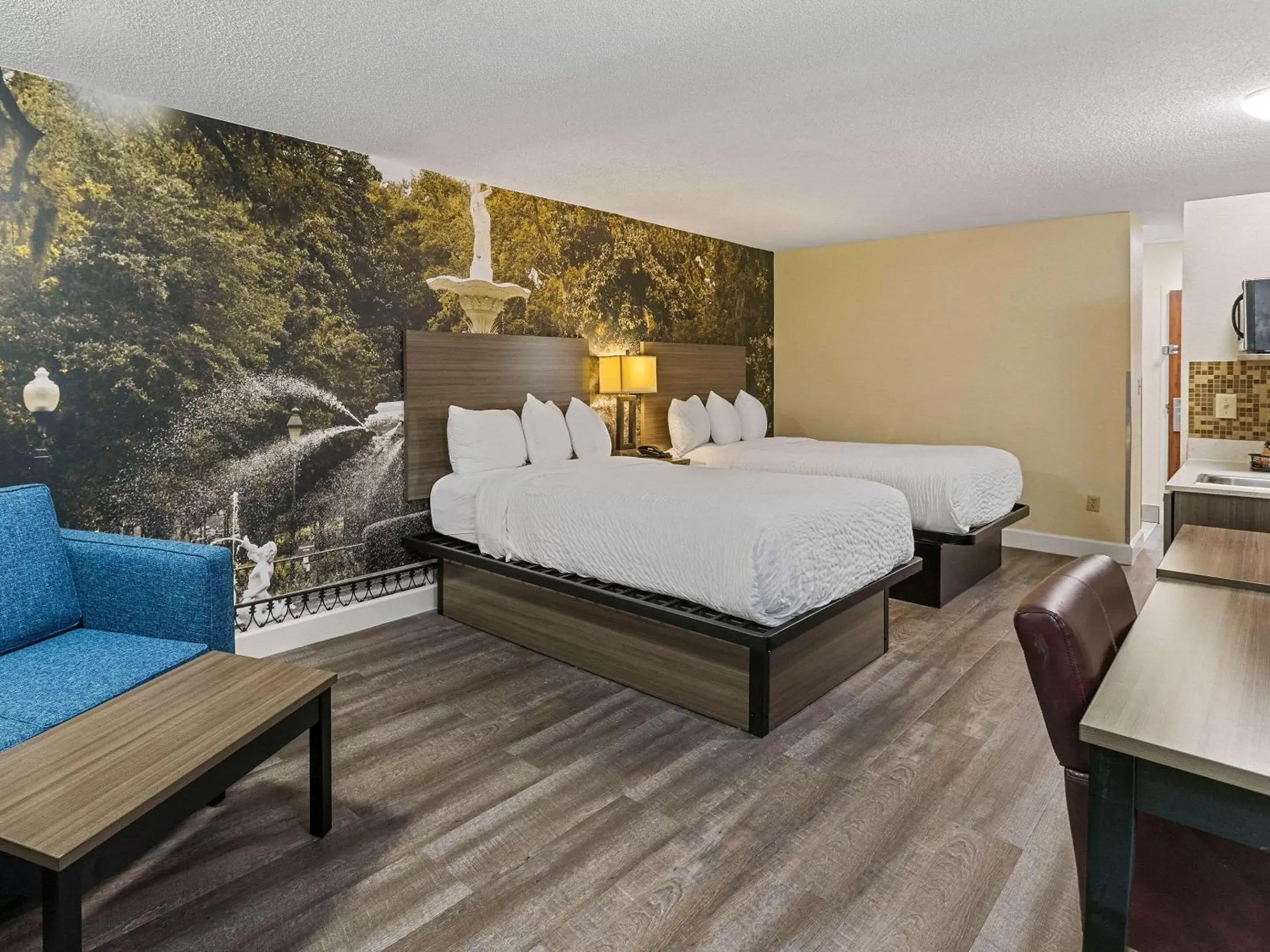 Bedroom, Bed in Clarion Pointe Savannah Gateway I-95