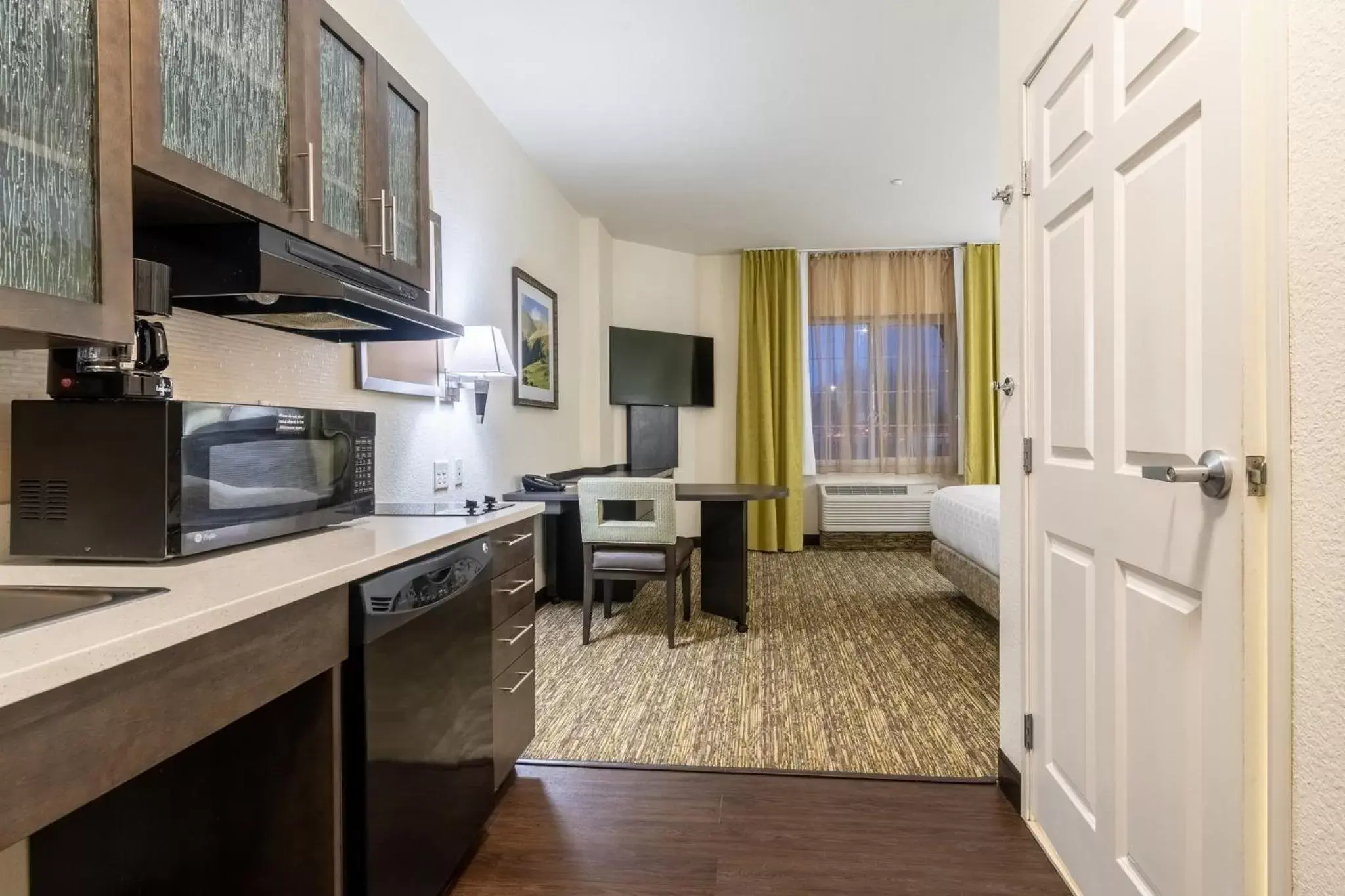 Bedroom, Kitchen/Kitchenette in Candlewood Suites Portland Airport, an IHG Hotel