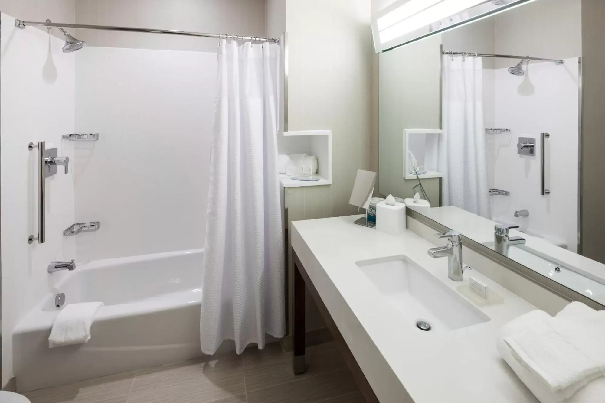 Bathroom in Courtyard by Marriott Houston North/Shenandoah