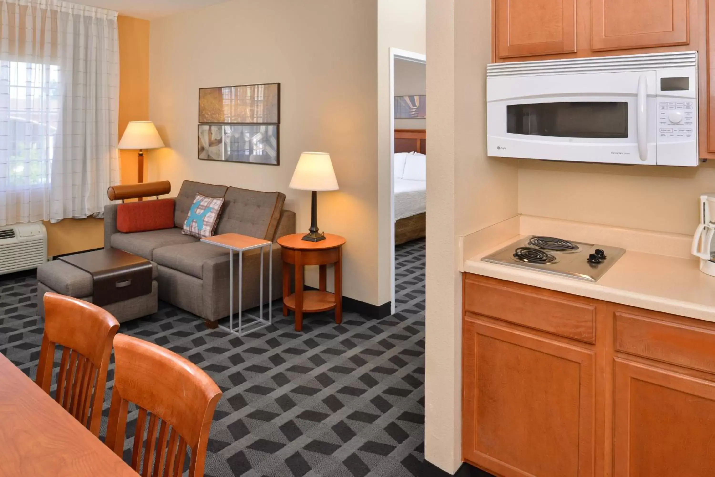 Bedroom, Kitchen/Kitchenette in TownePlace Suites Sacramento Cal Expo