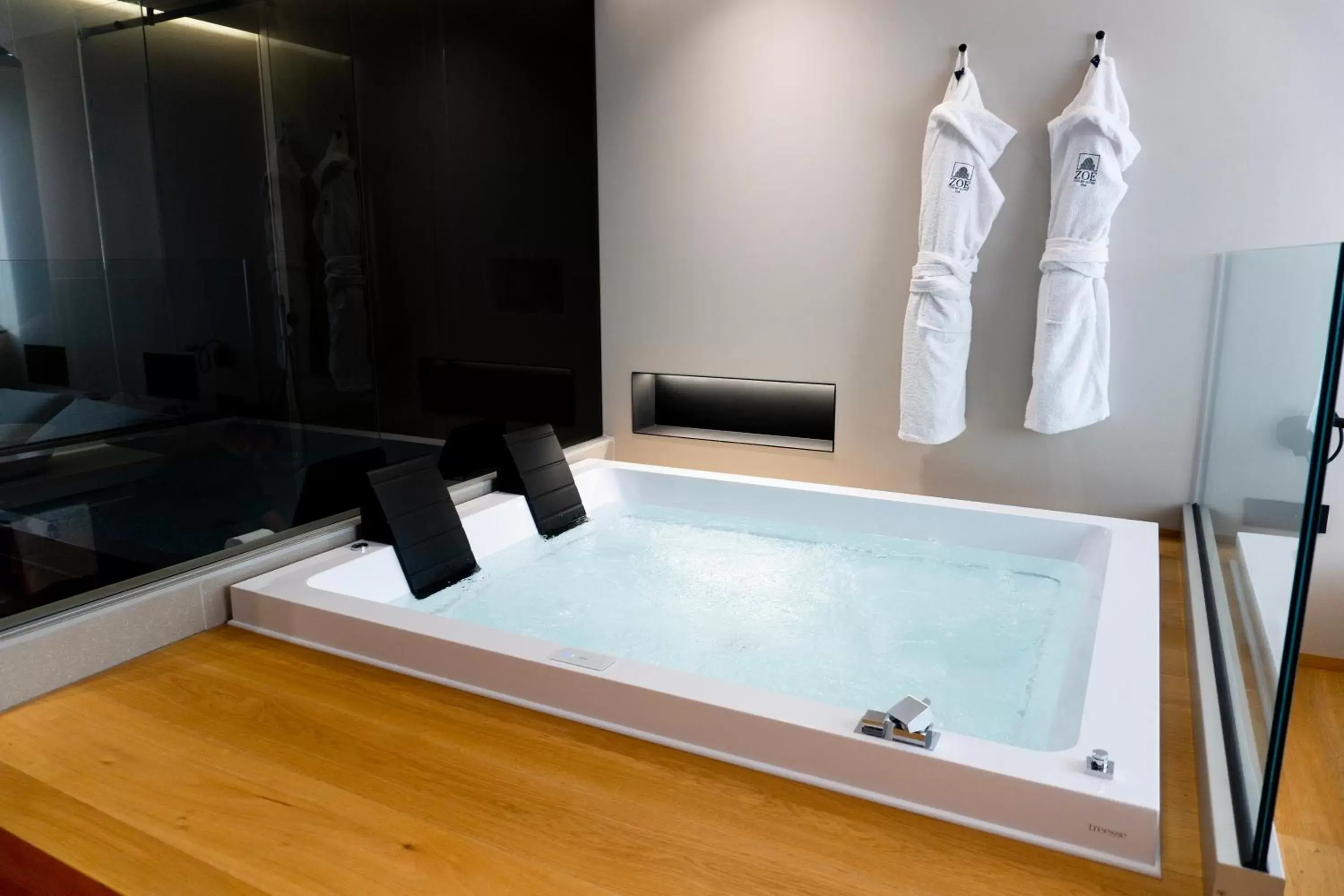 Hot Tub, Bathroom in ZOE LUXURY SUITES