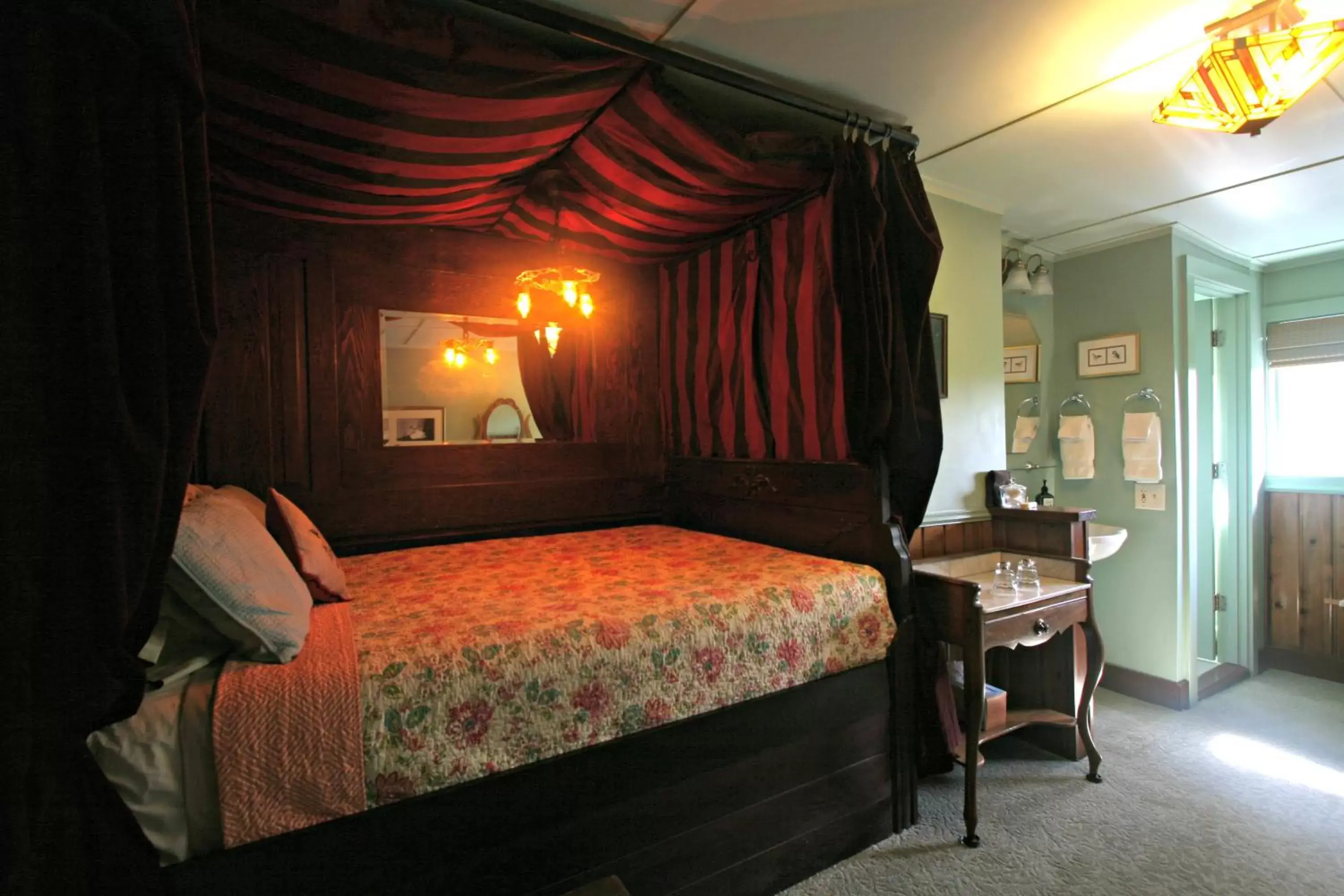 Photo of the whole room, Bed in Kangaroo House Bed & Breakfast