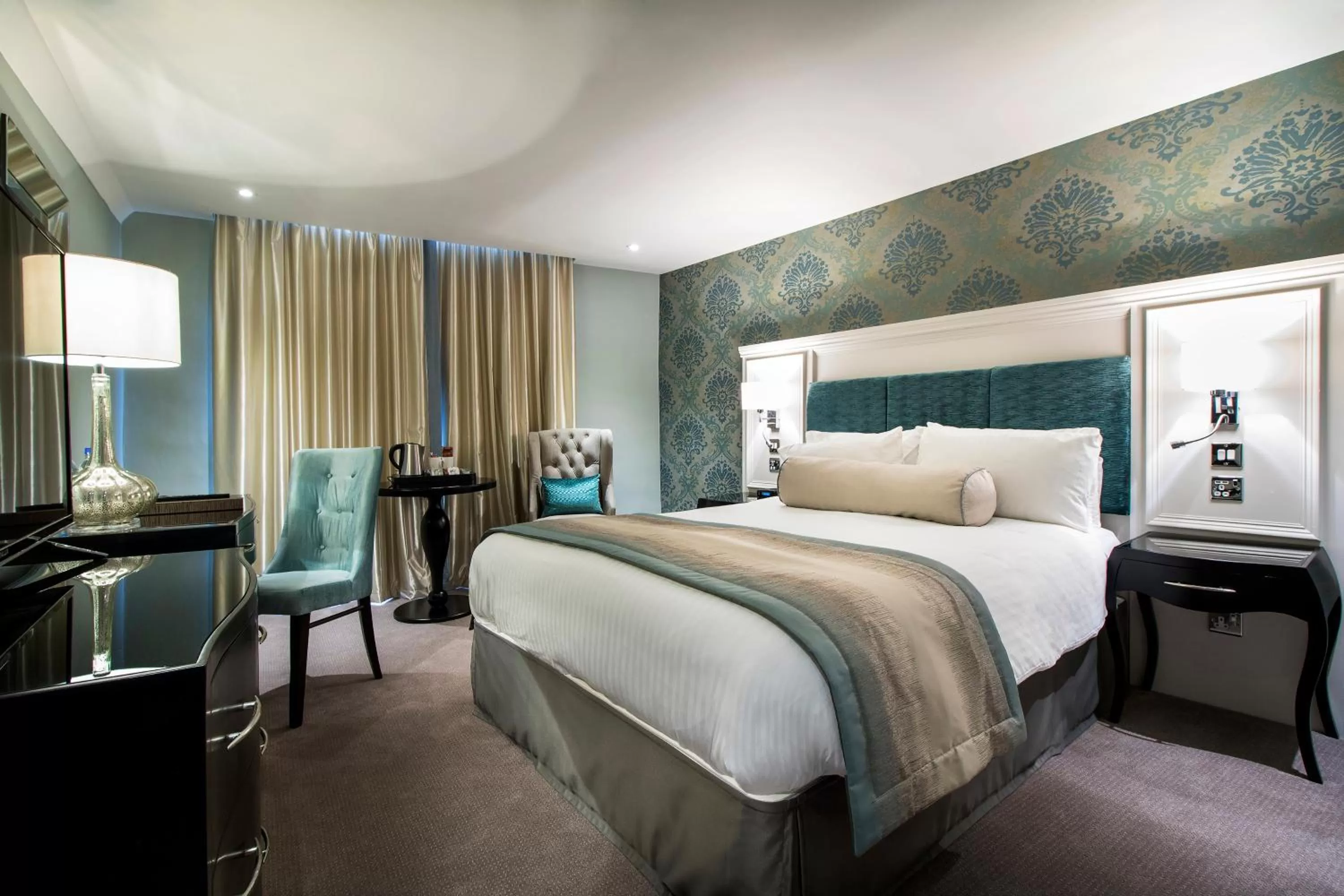 Bedroom, Bed in The Swan Hotel, Wells, Somerset - The Coaching Inn Group