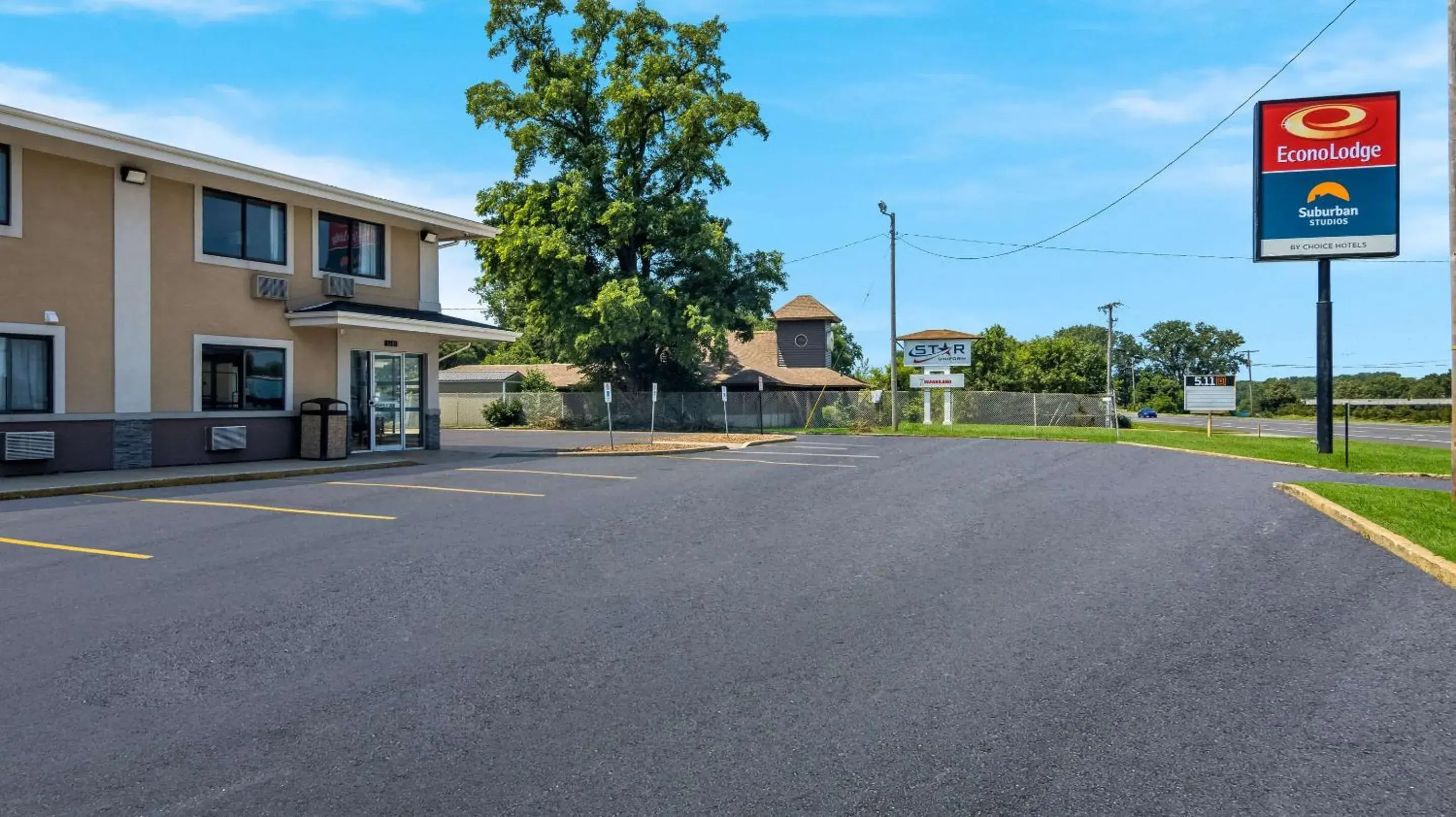 Property Building in Econo Lodge Portage