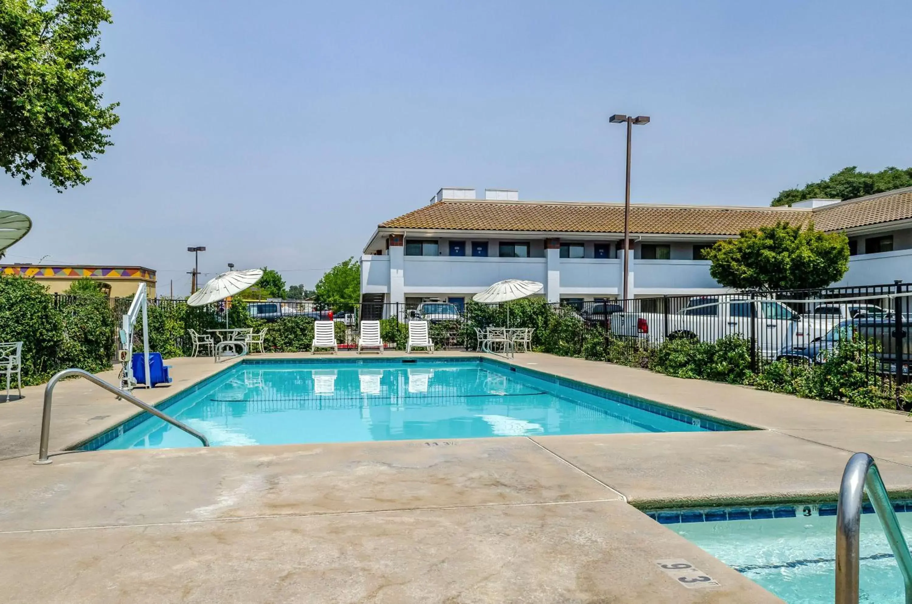 Swimming Pool in Motel 6 Oakdale, Ca