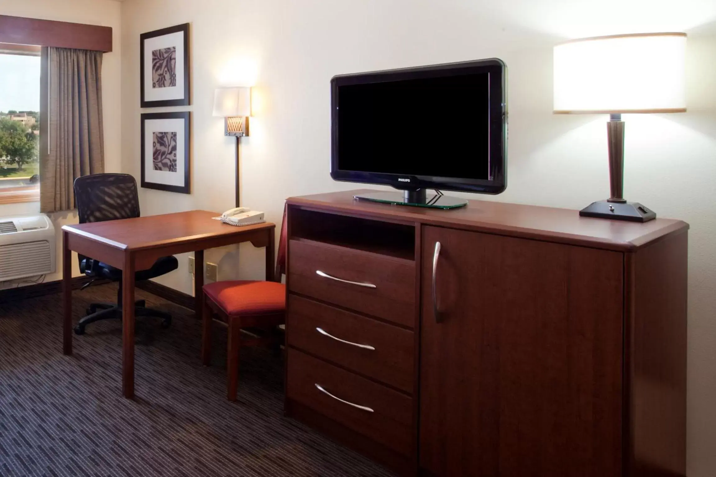 Bed, TV/Entertainment Center in AmericInn by Wyndham Thief River Falls