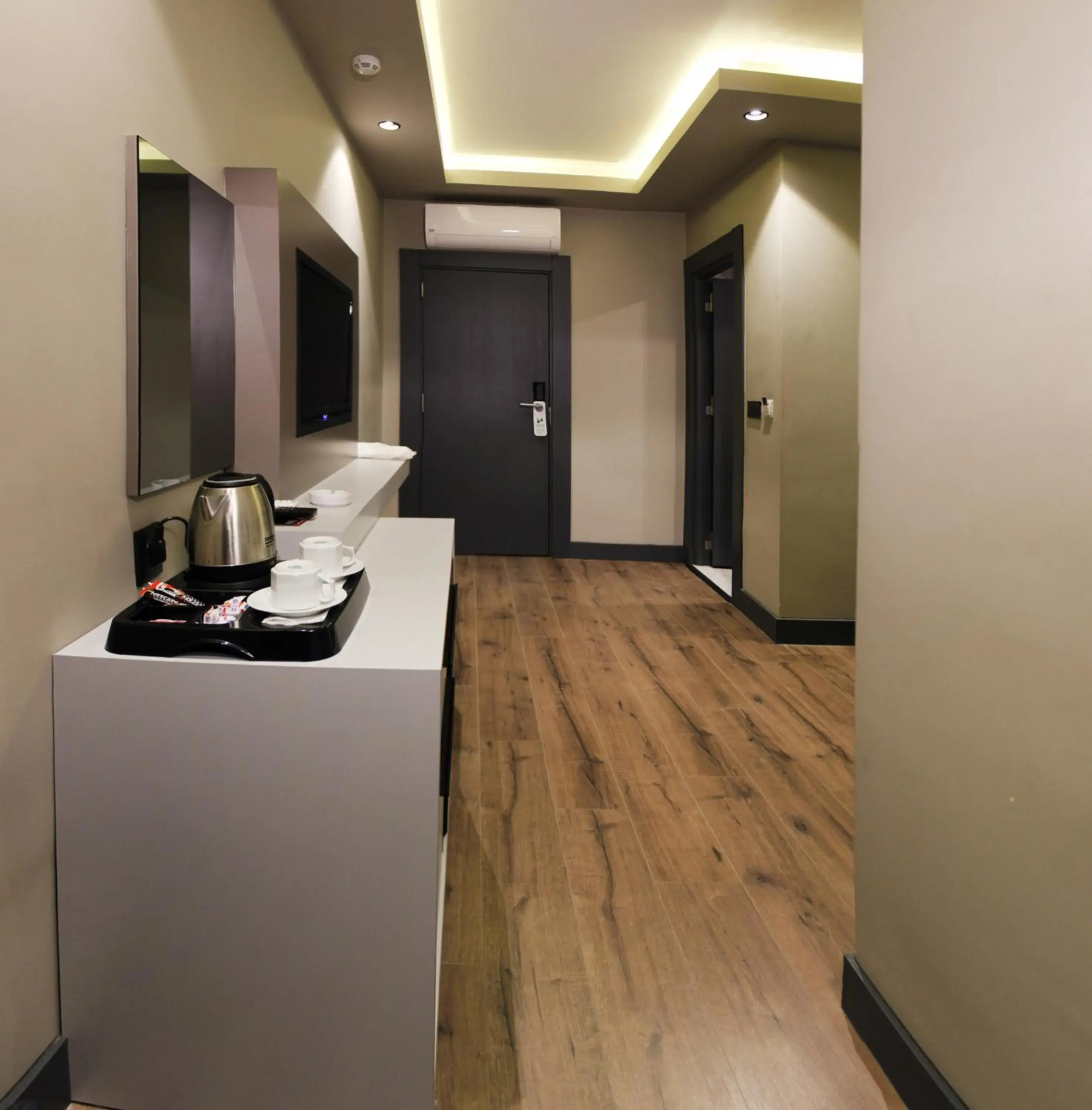 Coffee/tea facilities, Kitchen/Kitchenette in FRT AİRLİNES OTEL