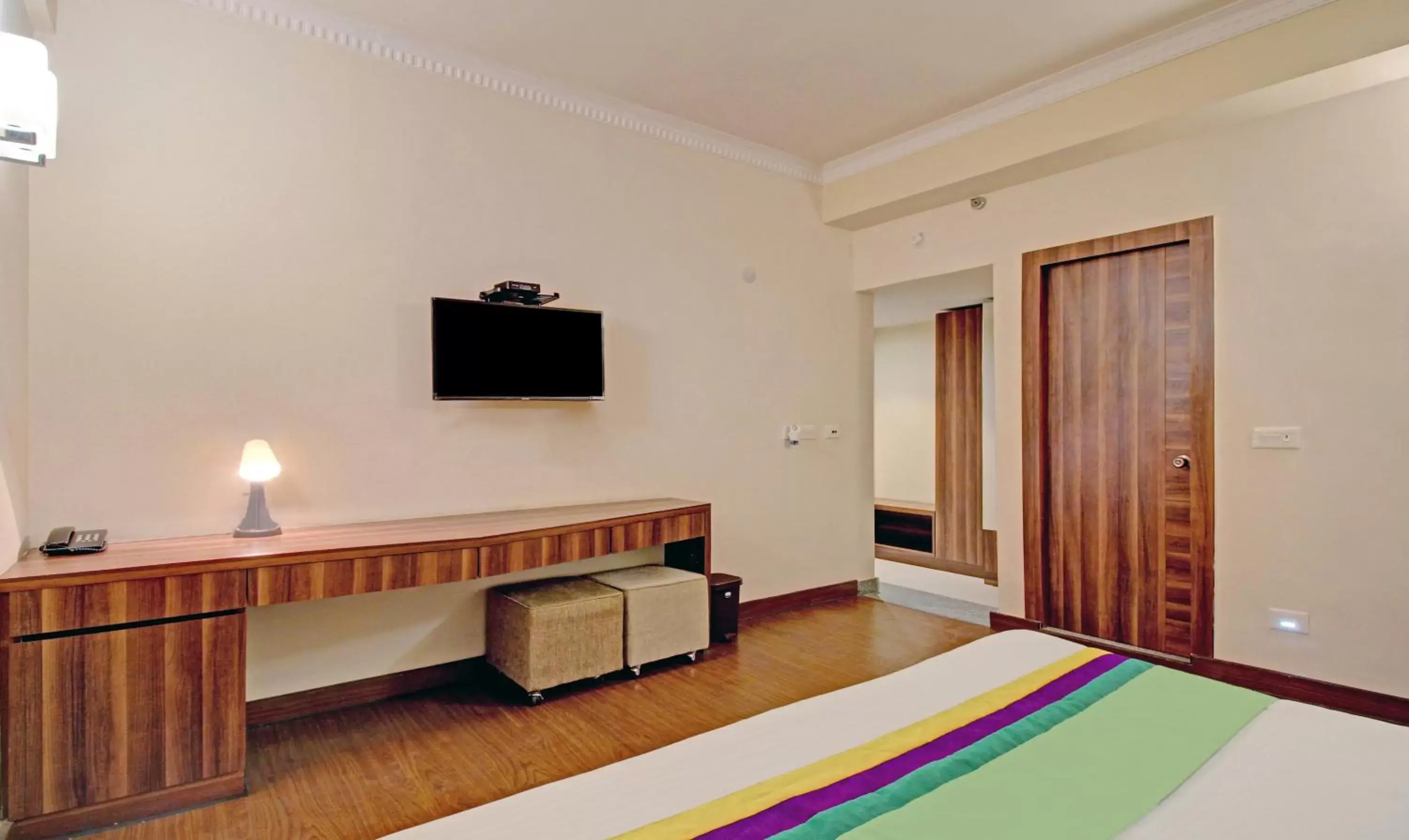 TV and multimedia, Bed in Treebo ASL Prime, Near Ballygunge Railway Station TV and multimedia, Bed in Treebo ASL Prime, Near Ballygunge Railway Station
