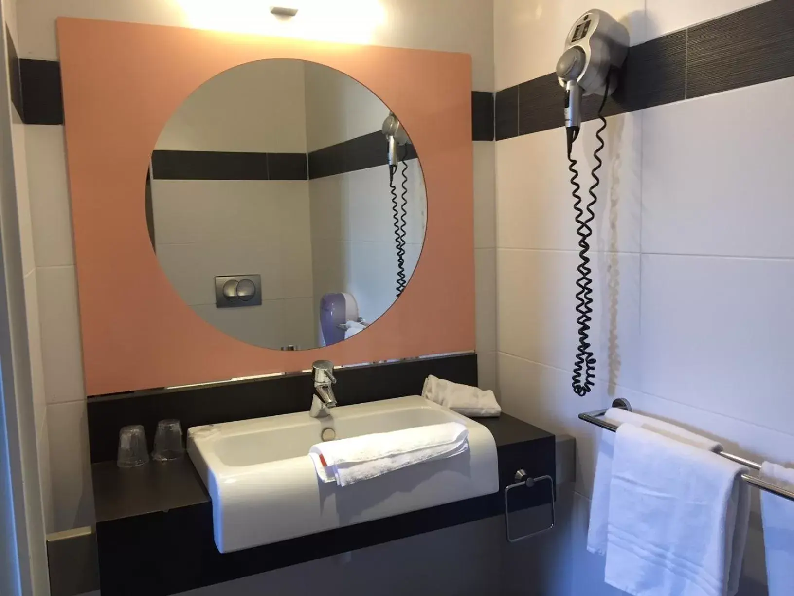 Bathroom in ibis Styles Marseille Plan de Campagne