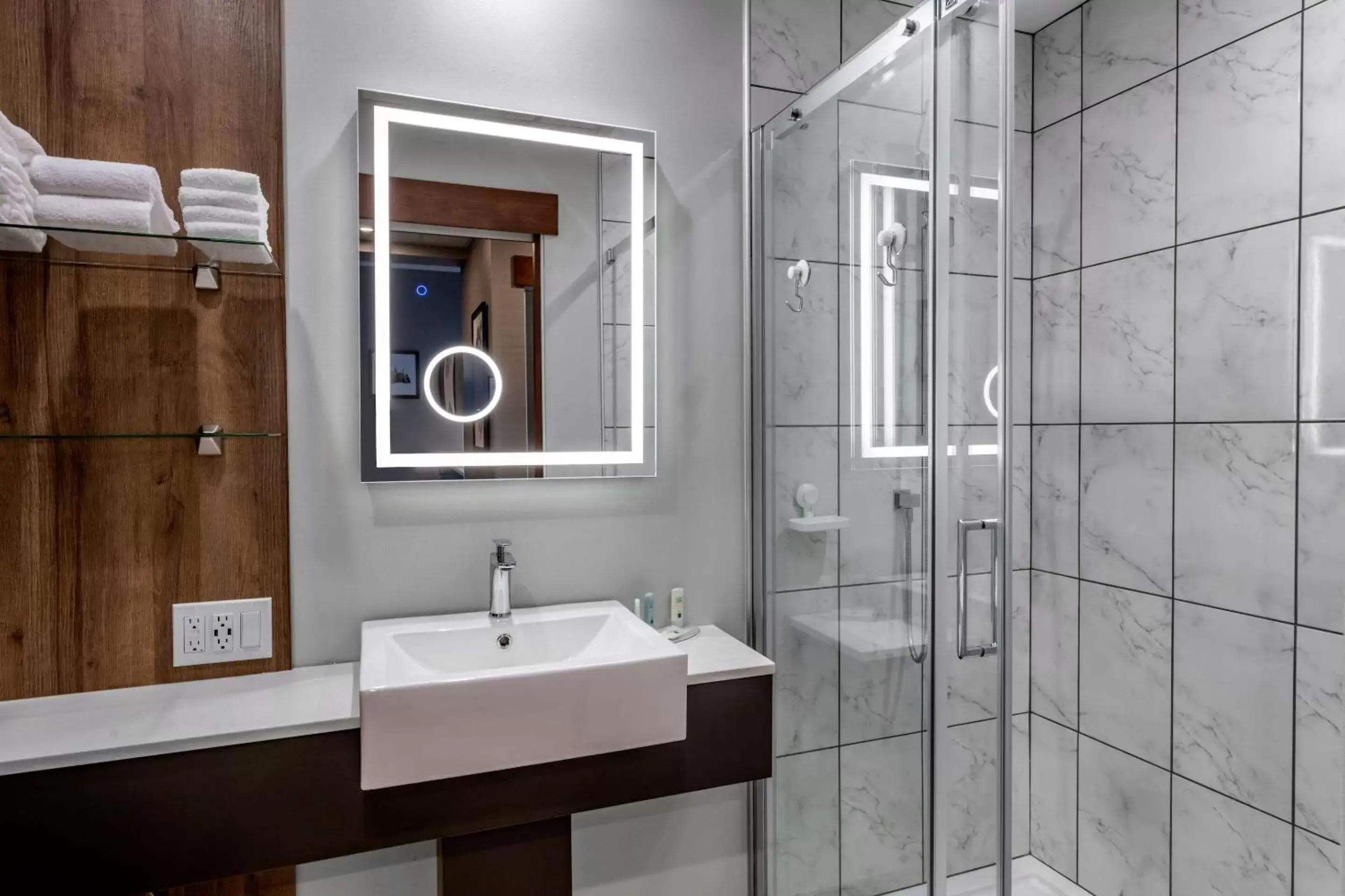 Standard King Room - Non-Smoking in Quality Hotel & Conference Centre Standard King Room - Non-Smoking in Quality Hotel & Conference Centre