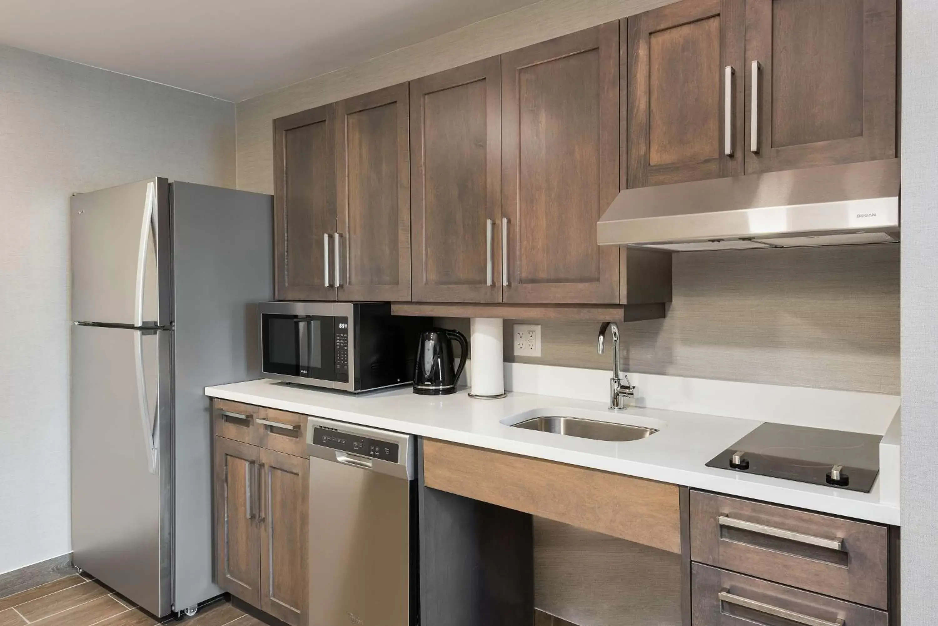 Kitchen or kitchenette, Kitchen/Kitchenette in Homewood Suites By Hilton Ottawa Airport