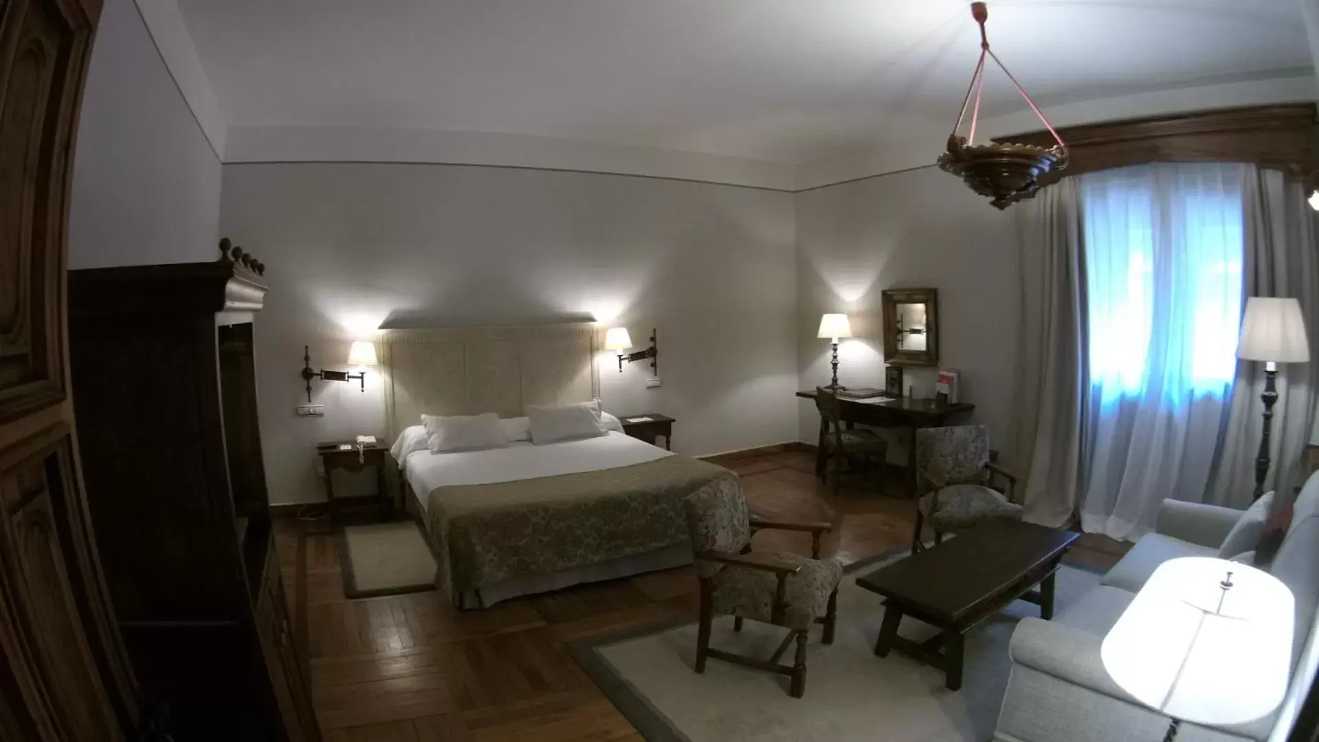 Bedroom, Bed in Parador de Santiago - Hostal Reis Catolicos