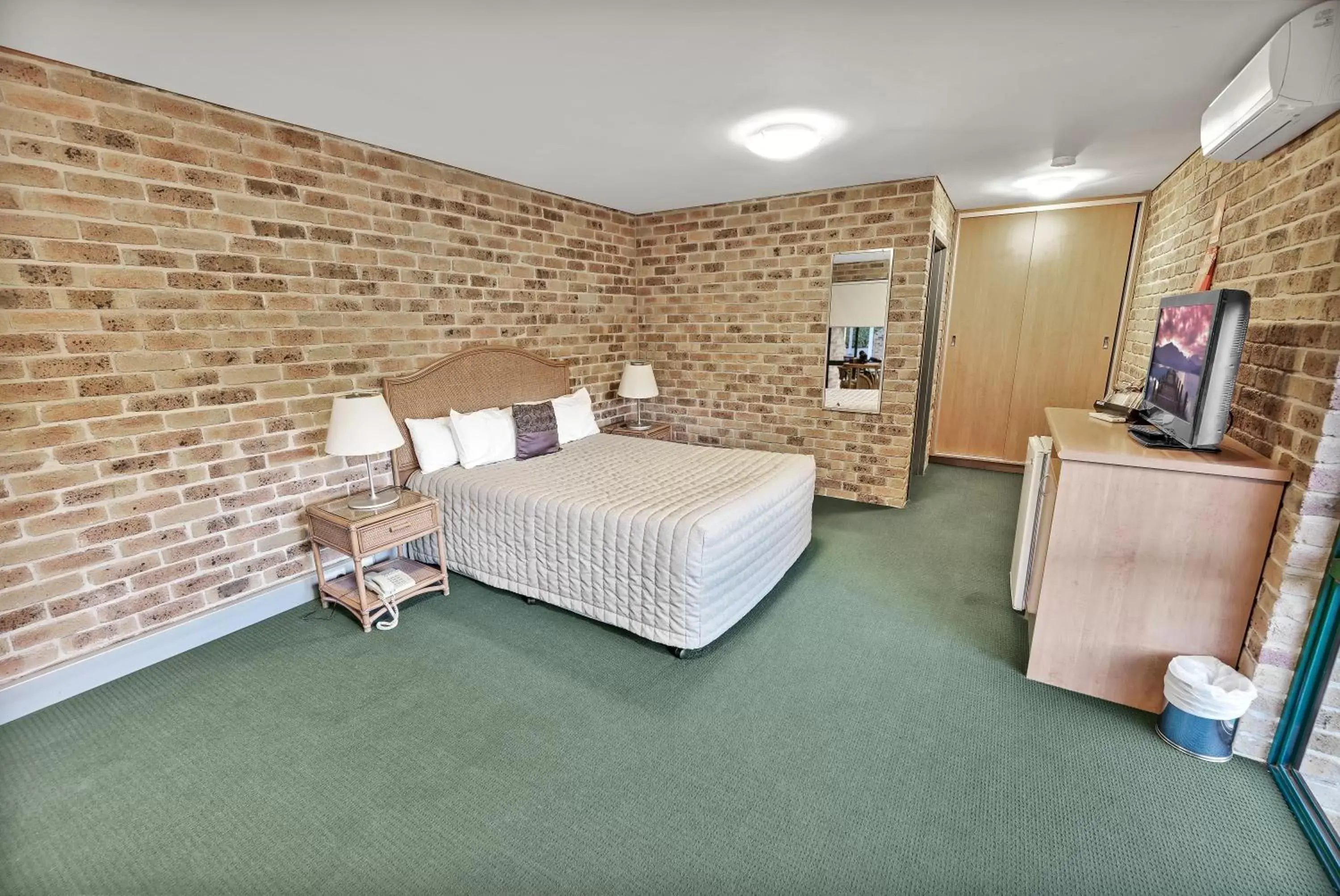 Photo of the whole room, Bed in Potters Apartments