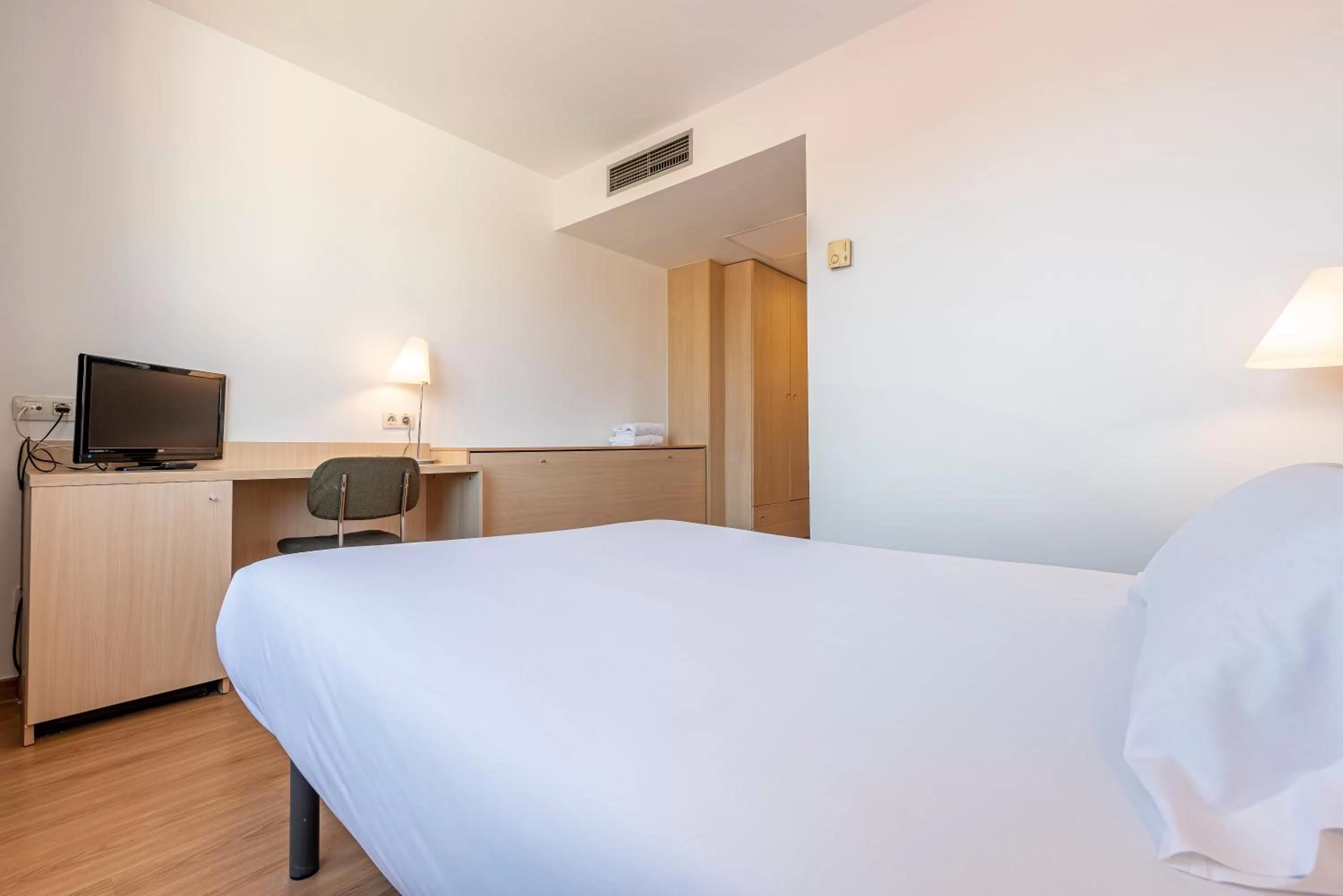 Photo of the whole room, Bed in Hotel Basic