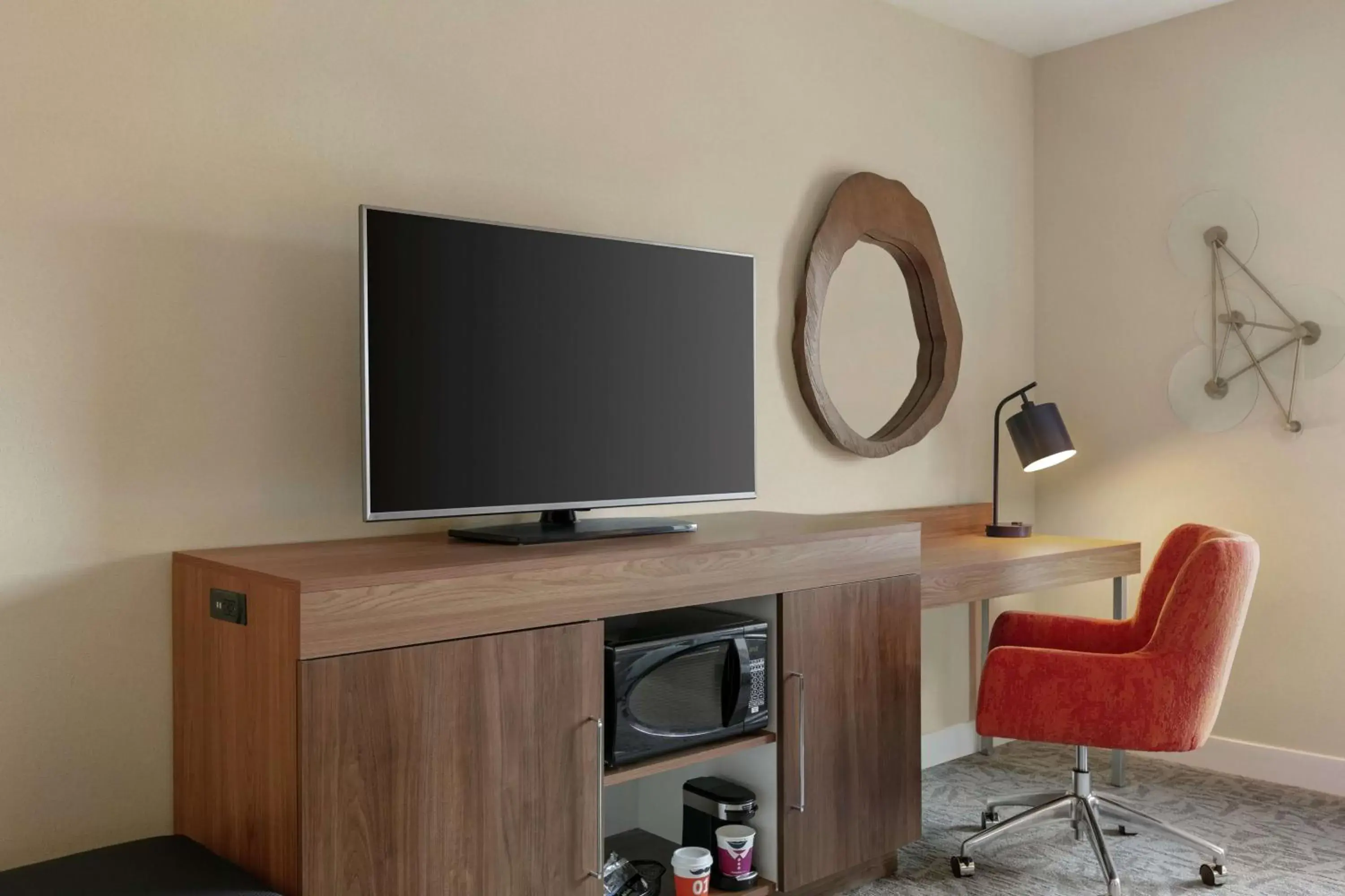 Bedroom, TV/Entertainment Center in Hampton Inn And Suites By Hilton Johns Creek