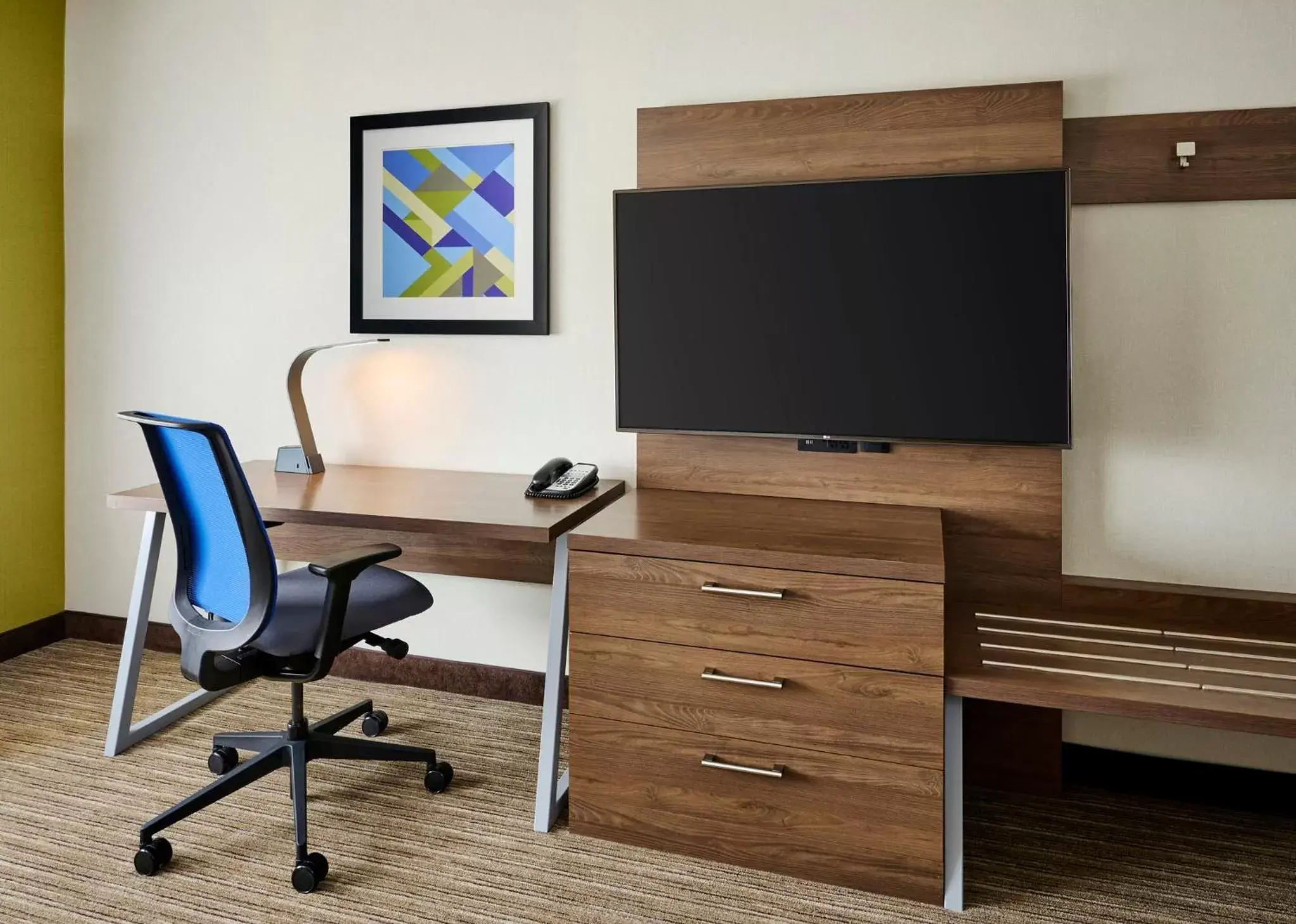 Photo of the whole room, TV/Entertainment Center in Holiday Inn Express & Suites - Brantford, an IHG Hotel