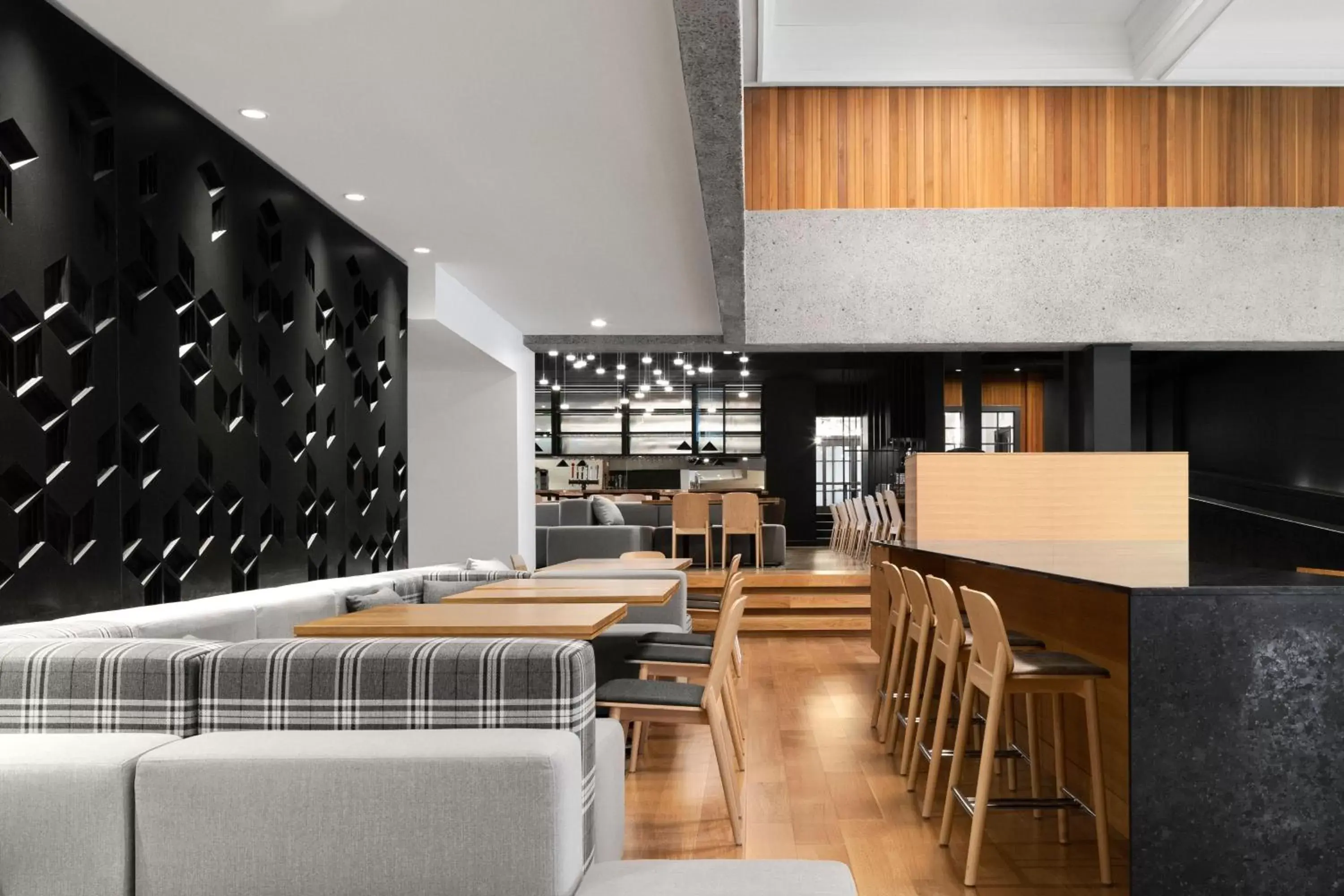 Restaurant/places to eat, Lounge/Bar in Delta Hotels by Marriott Mont Sainte-Anne, Resort & Convention Center
