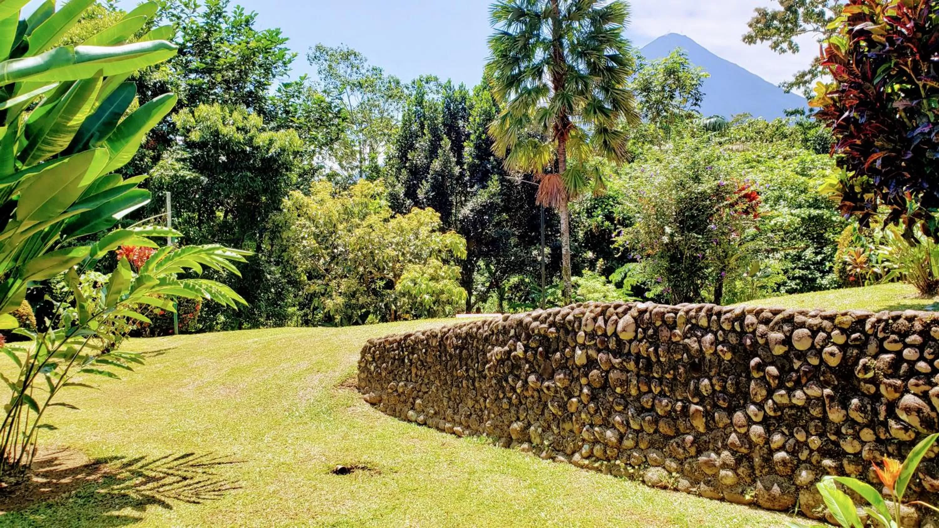 Garden in Volcano Lodge, Hotel & Thermal Experience