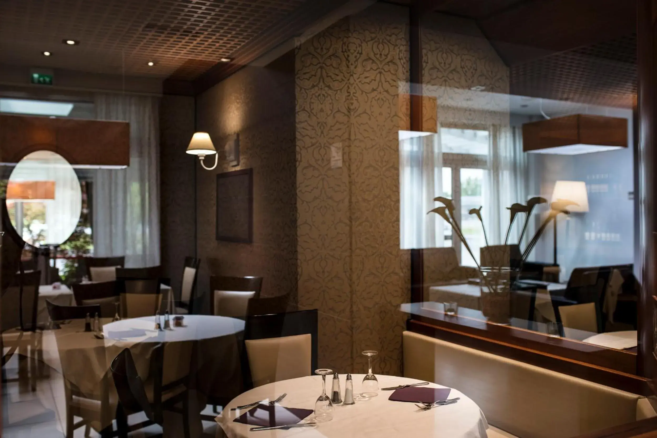 Restaurant/places to eat in Smart Hotel Holiday Restaurant/places to eat in Smart Hotel Holiday