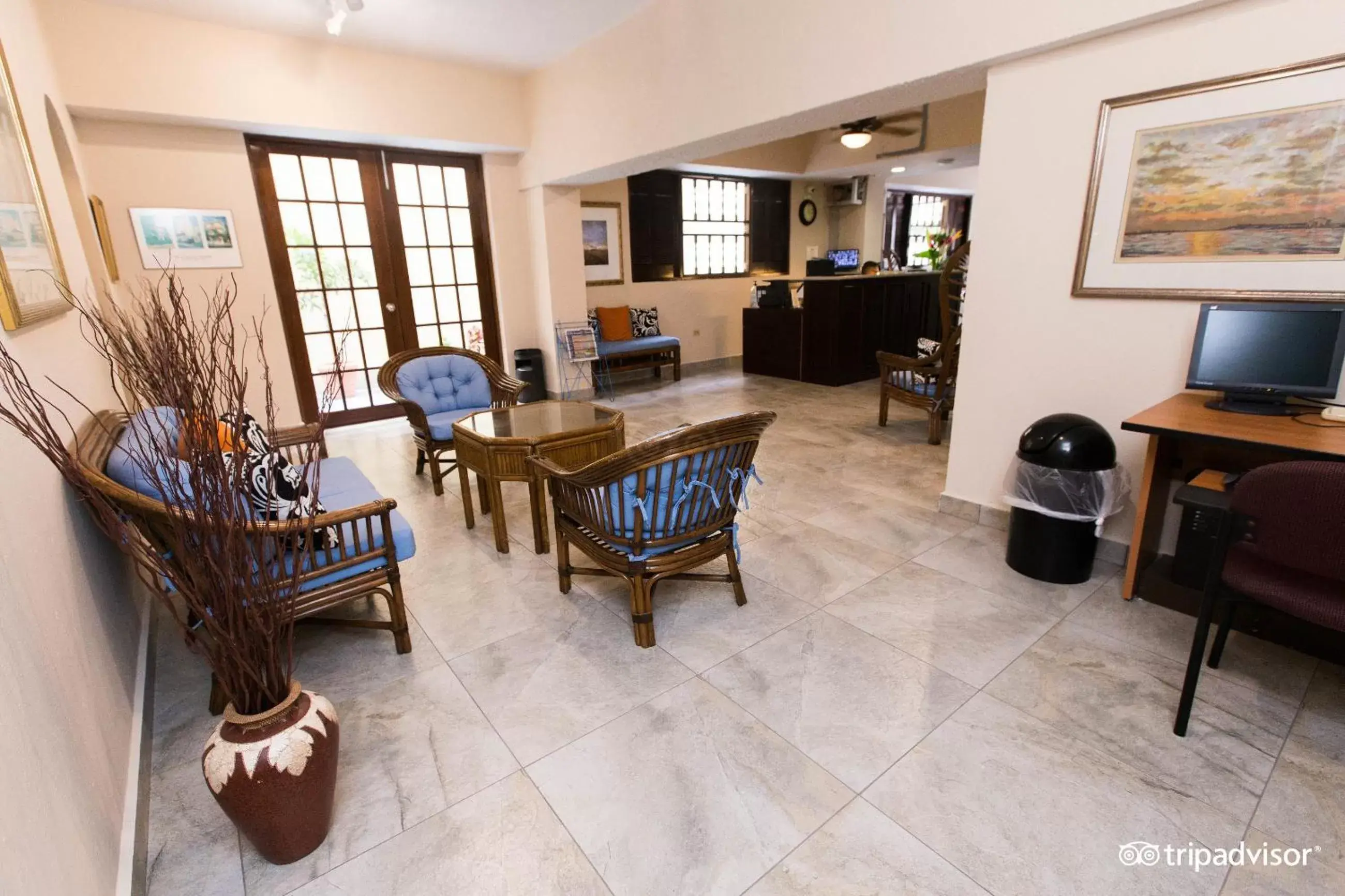 Communal lounge/ TV room in Canario Lagoon Hotel