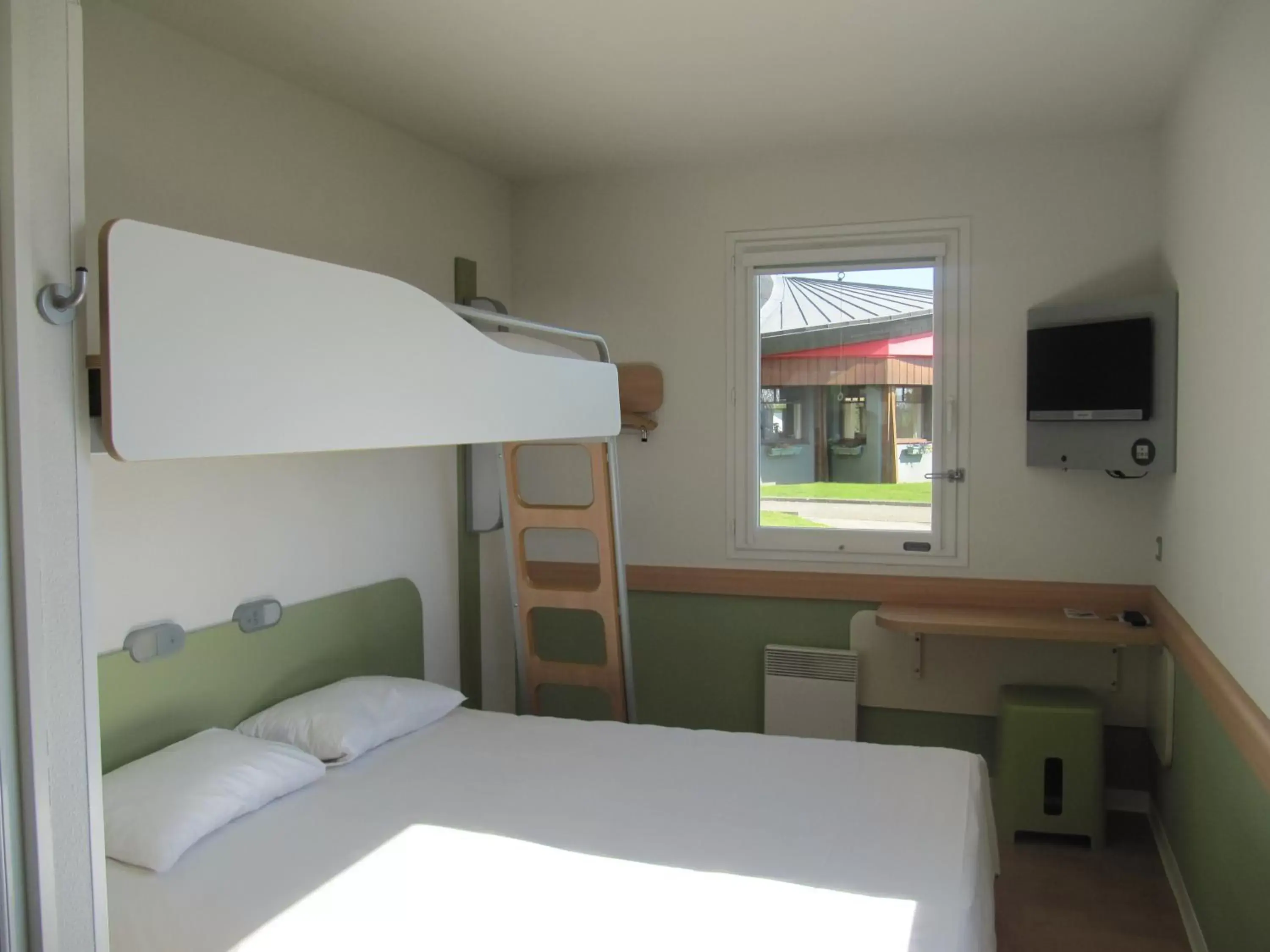 Photo of the whole room in ibis budget Pontivy