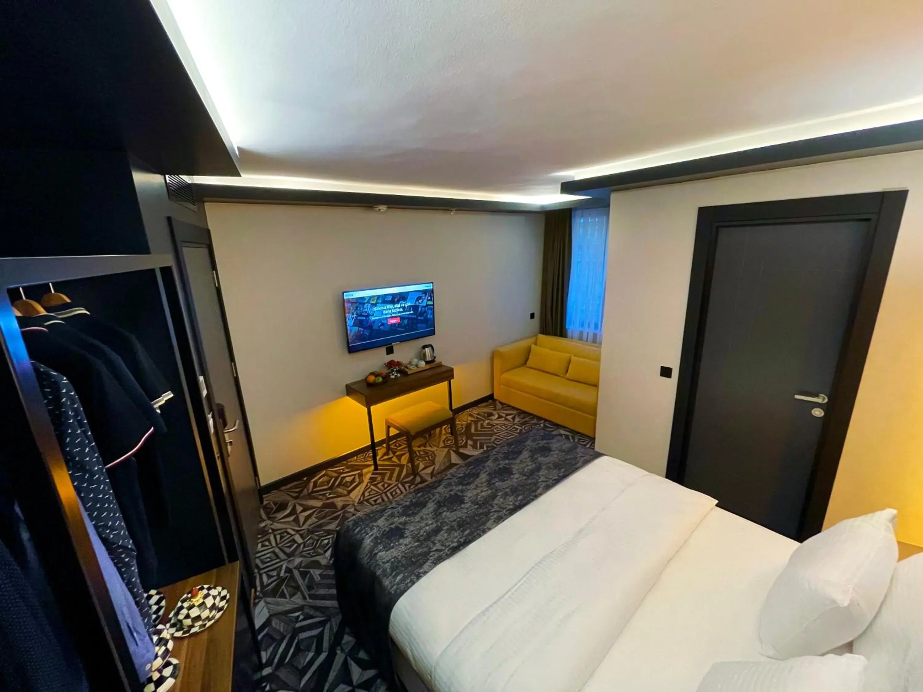 Communal lounge/ TV room in Weingart Istanbul