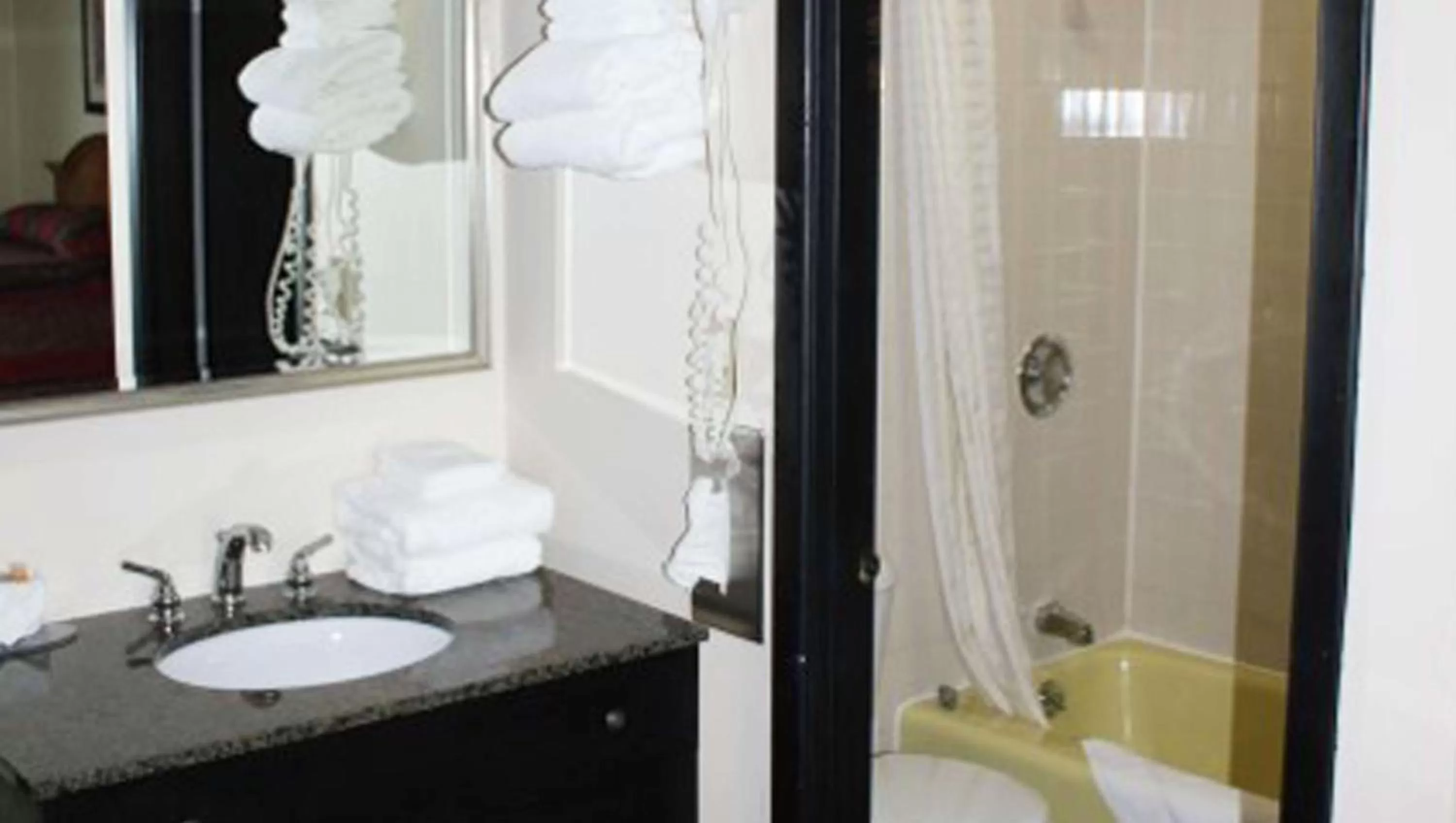 Bathroom in Colonial Inn Ellsworth