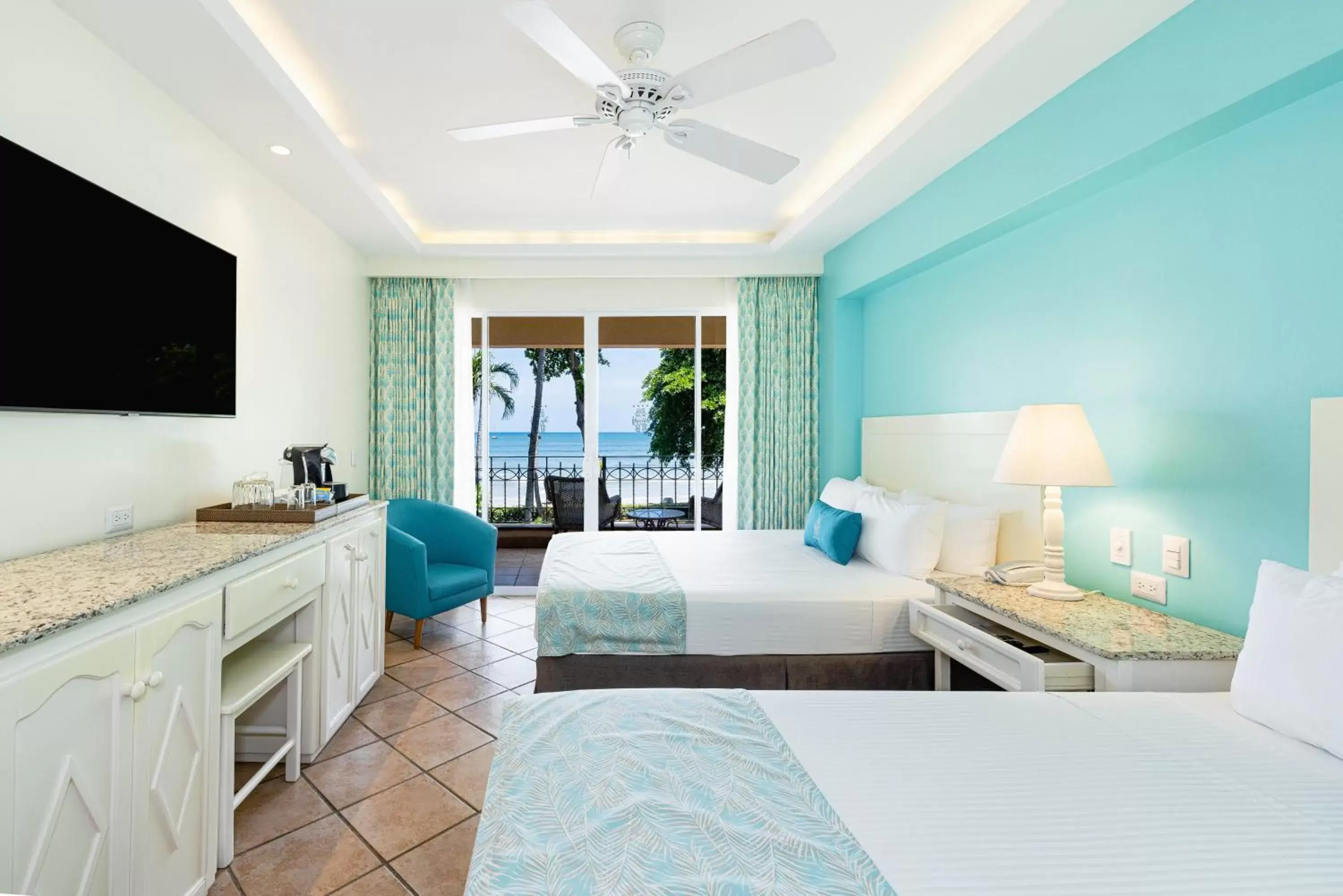 Bed in Hotel Tamarindo Diria Beach Resort