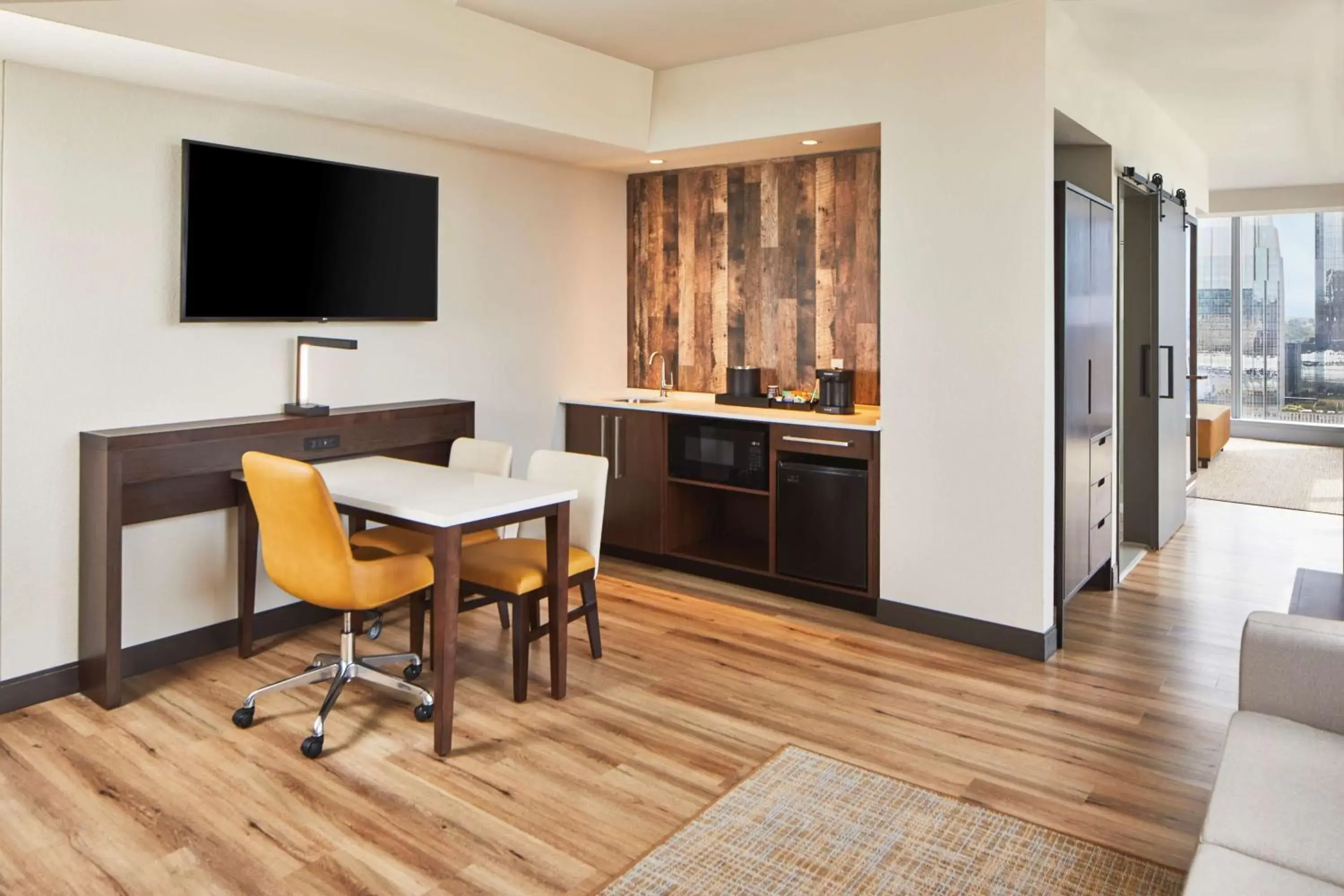 Bedroom, TV/Entertainment Center in Embassy Suites by Hilton Nashville Downtown