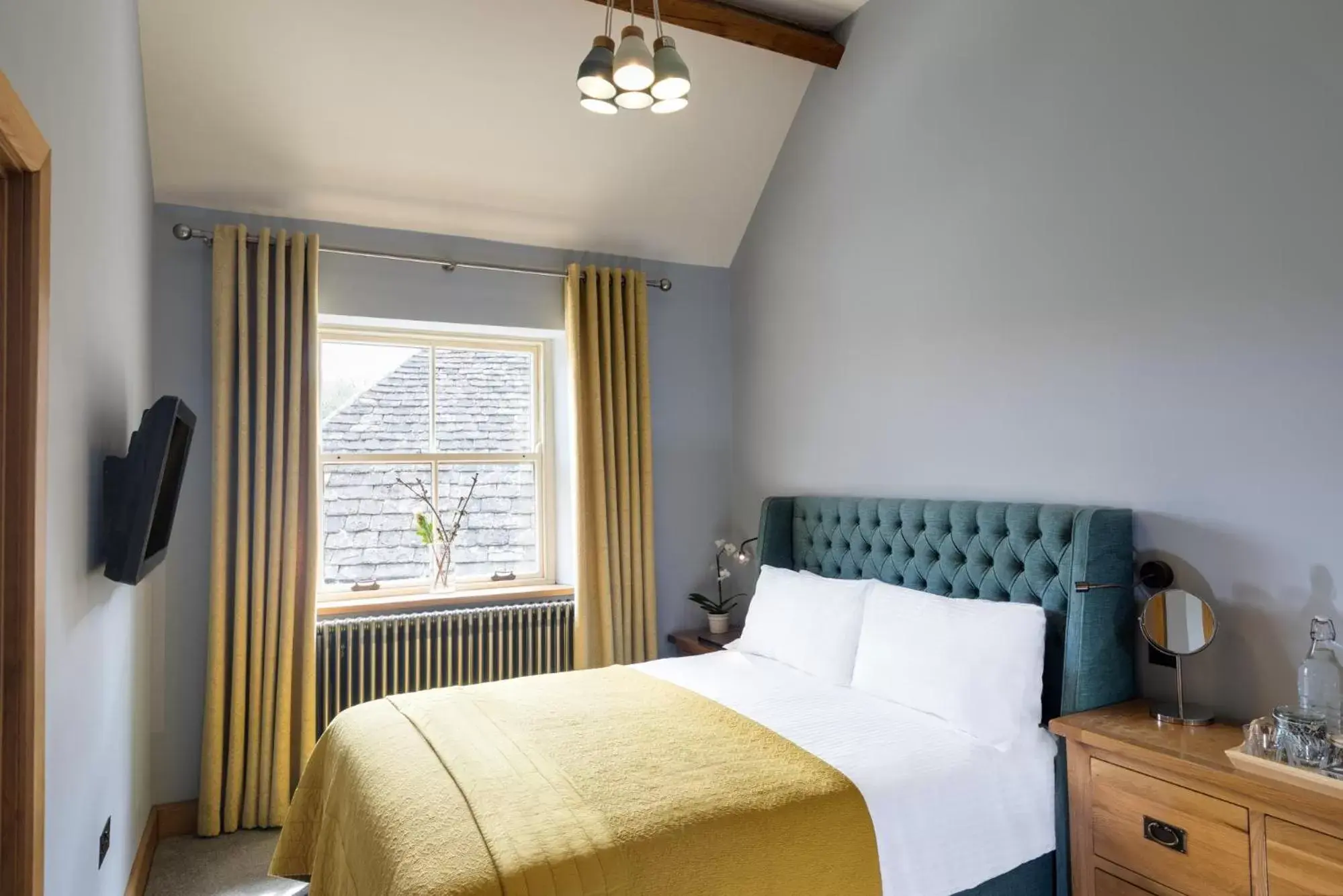 Photo of the whole room, Bed in The Royal Oak Tetbury