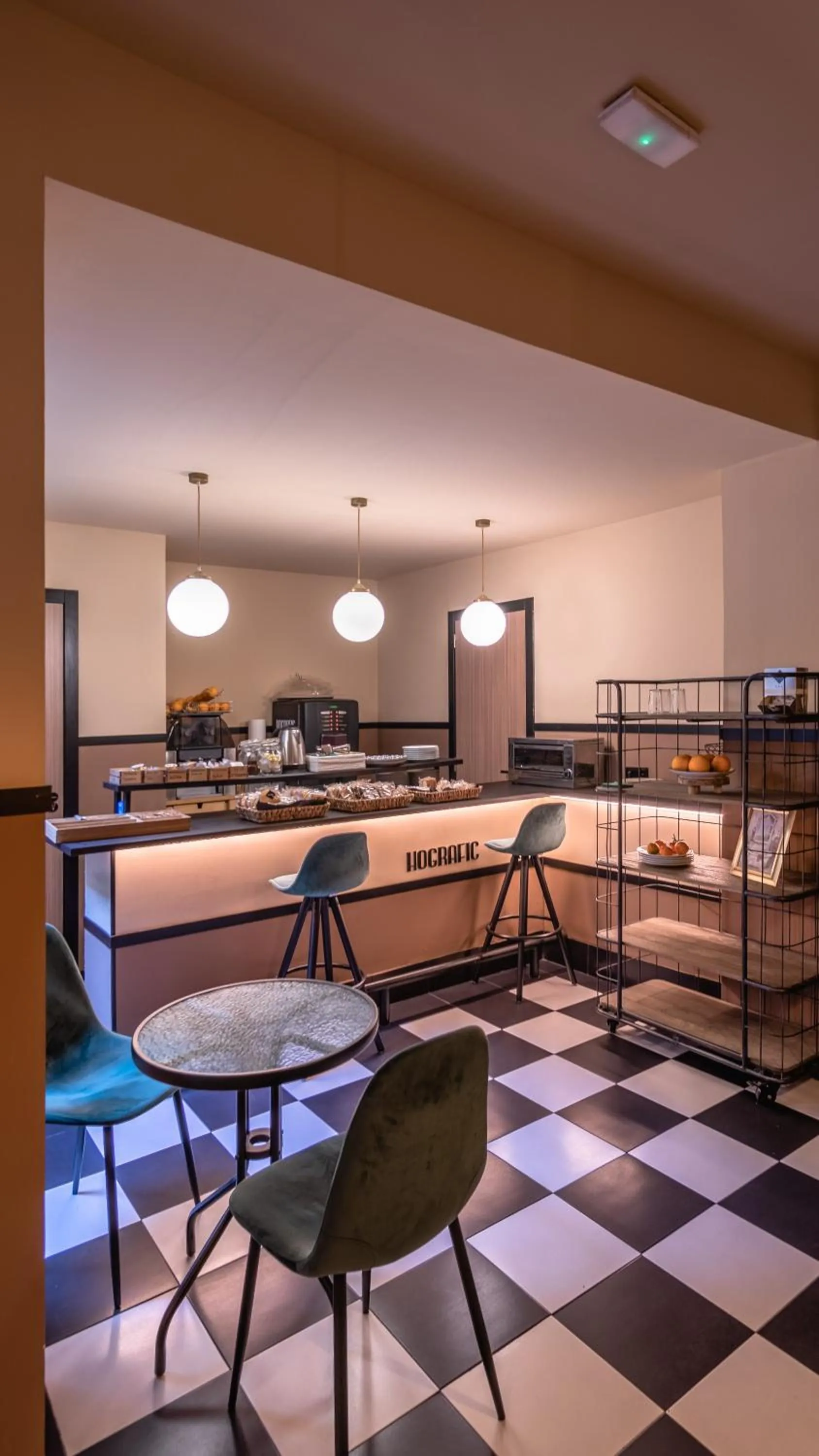 Dining area, Bed in Hografic Hotel