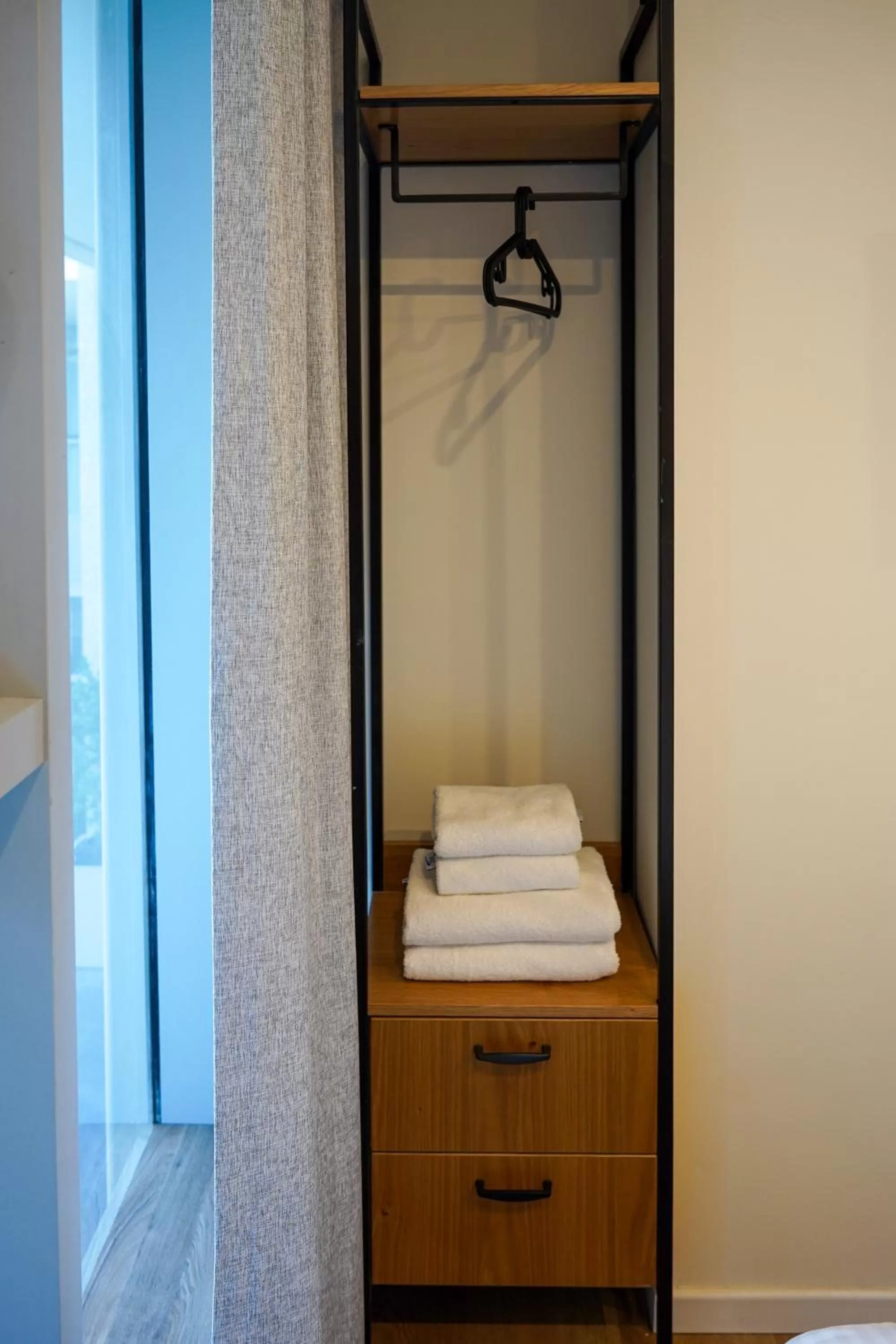 wardrobe, Bathroom in Urbanic Hotel